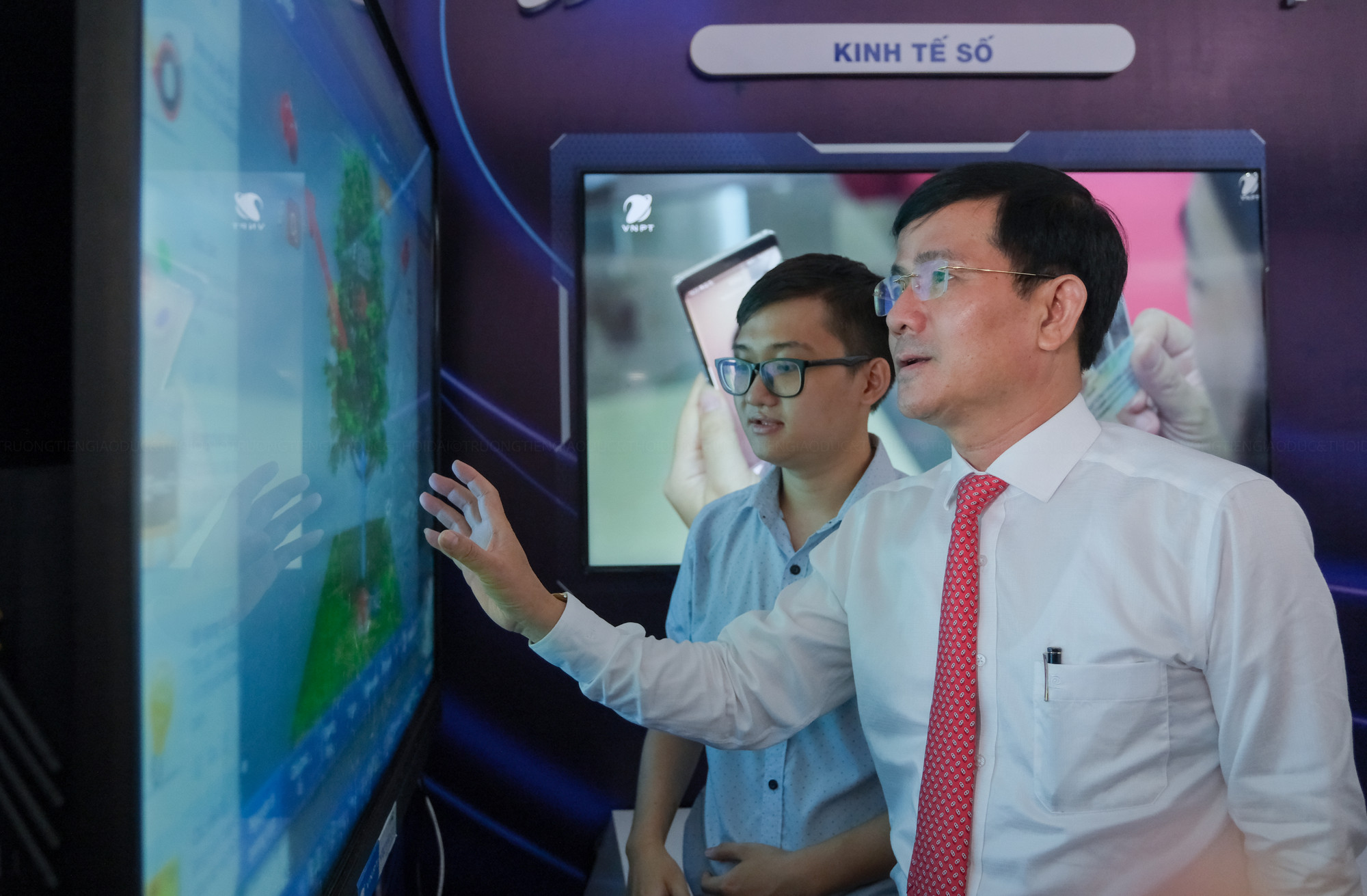 Ông Trần Văn Huyến, Phó Bí thư thường trực Tỉnh ủy, Chủ tịch HĐND tỉnh Hậu Giang tham gia trải nghiệm tại khu trung bày. Ông Trần Văn Huyến, Phó Bí thư thường trực Tỉnh ủy, Chủ tịch HĐND tỉnh Hậu Giang tham gia trải nghiệm tại khu trung bày.