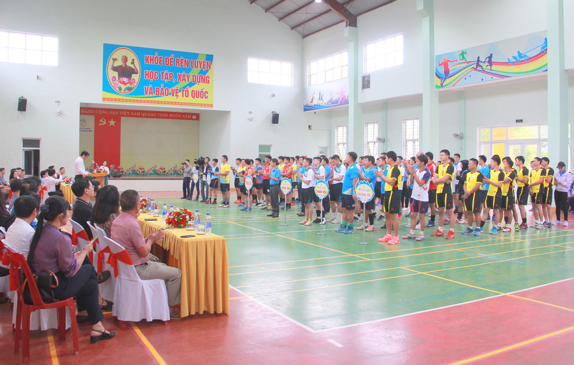 Đông đảo cán bộ, giáo viên, vận động viên ngành giáo dục các tỉnh tham dự giải. Đông đảo cán bộ, giáo viên, vận động viên ngành giáo dục các tỉnh tham dự giải.