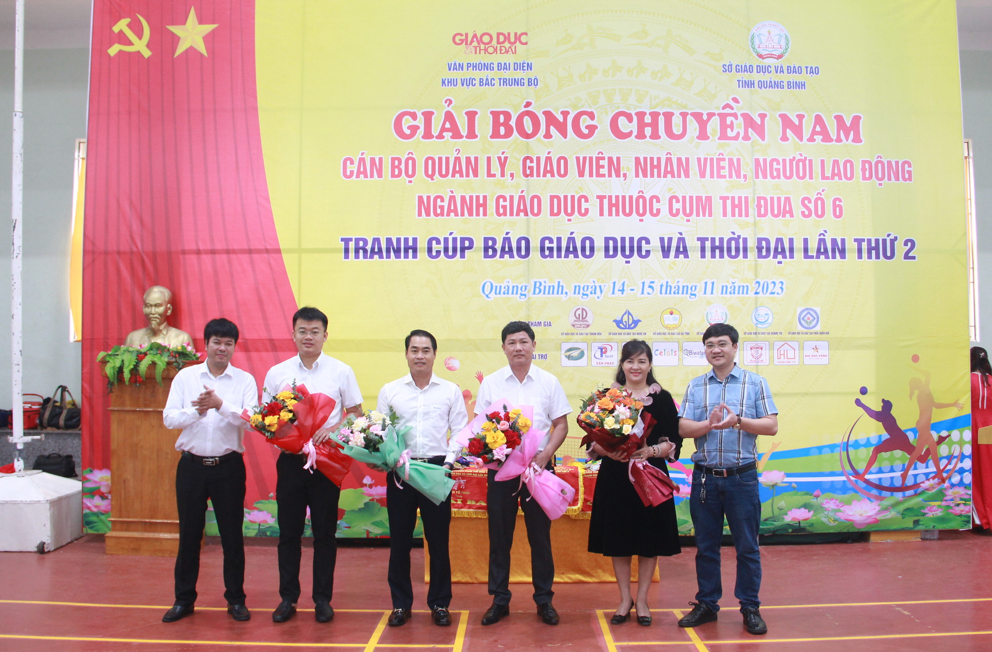 Ban tổ chức tặng hoa cho các đơn vị, doanh nghiệp tài trợ cho giải đấu. Ban tổ chức tặng hoa cho các đơn vị, doanh nghiệp tài trợ cho giải đấu.