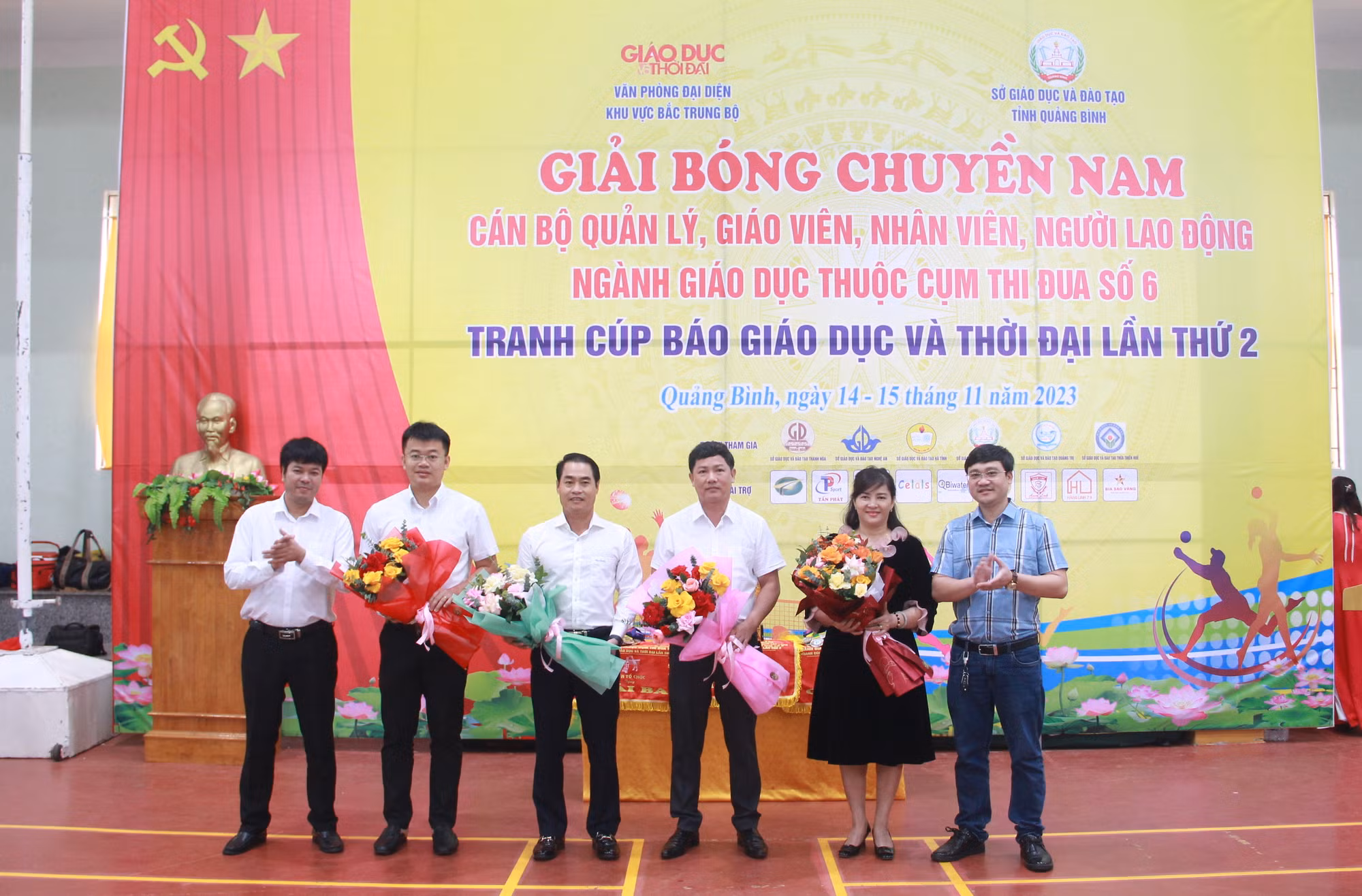 Ban tổ chức tặng hoa cho các đơn vị, doanh nghiệp tài trợ cho giải đấu.