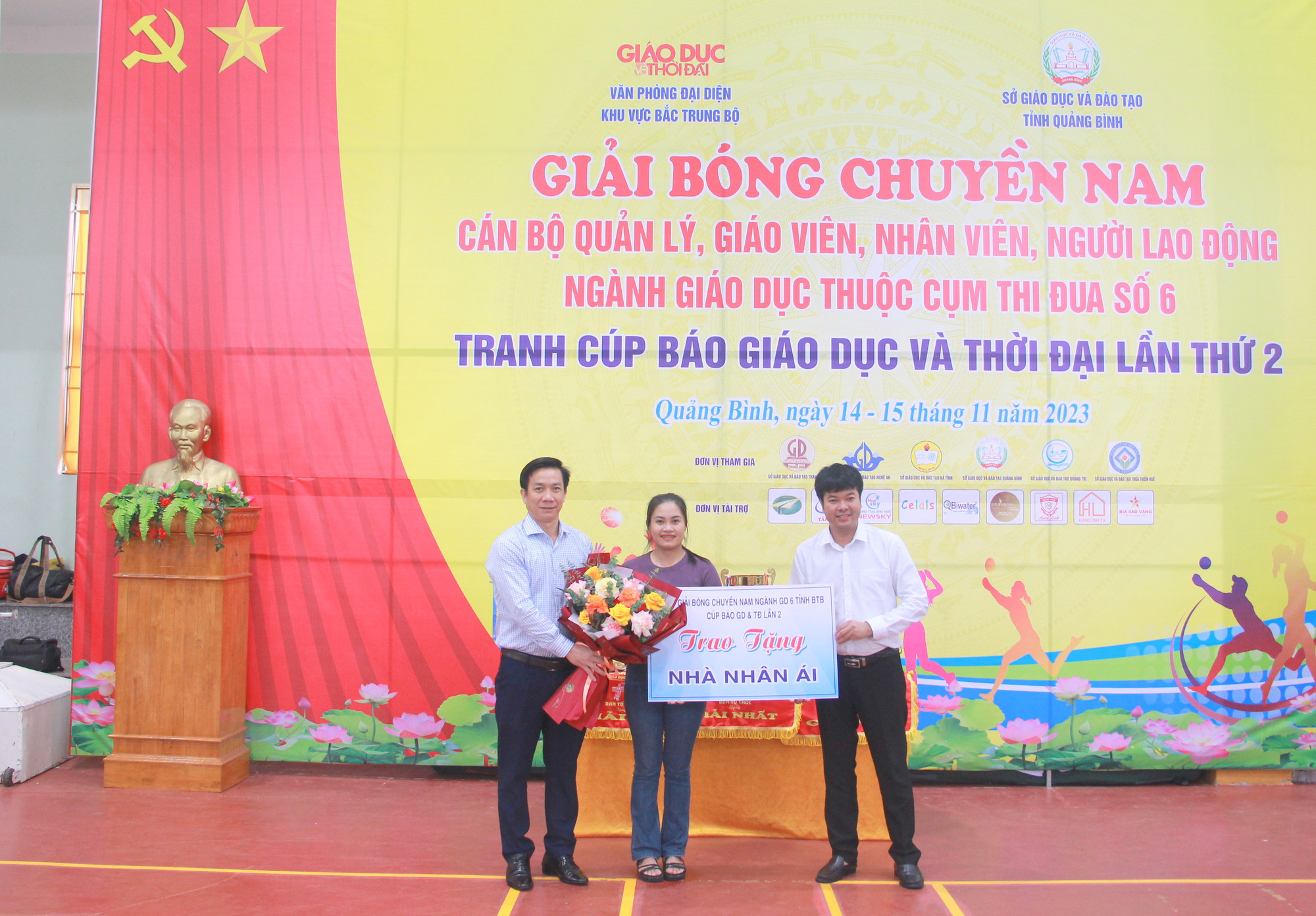 Ban tổ chức trao biển tượng trưng tặng Nhà nhân ái cho cô Nguyễn Thị Lan Phương, giáo viên có hoàn cảnh khó khăn. Ban tổ chức trao biển tượng trưng tặng Nhà nhân ái cho cô Nguyễn Thị Lan Phương, giáo viên có hoàn cảnh khó khăn.