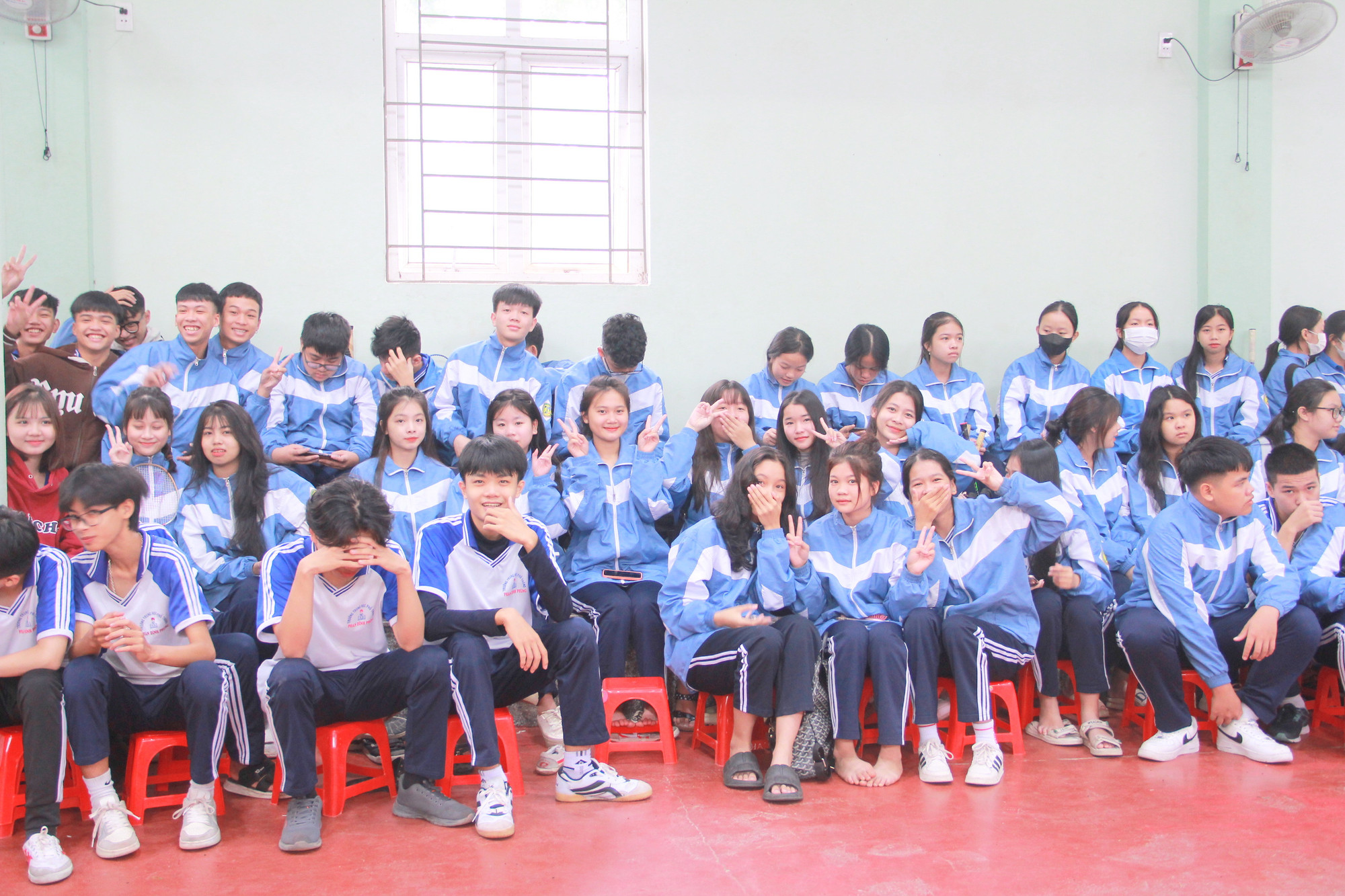 Đông đảo học sinh tham gia cổ vũ giải bóng chuyền. Đông đảo học sinh tham gia cổ vũ giải bóng chuyền.