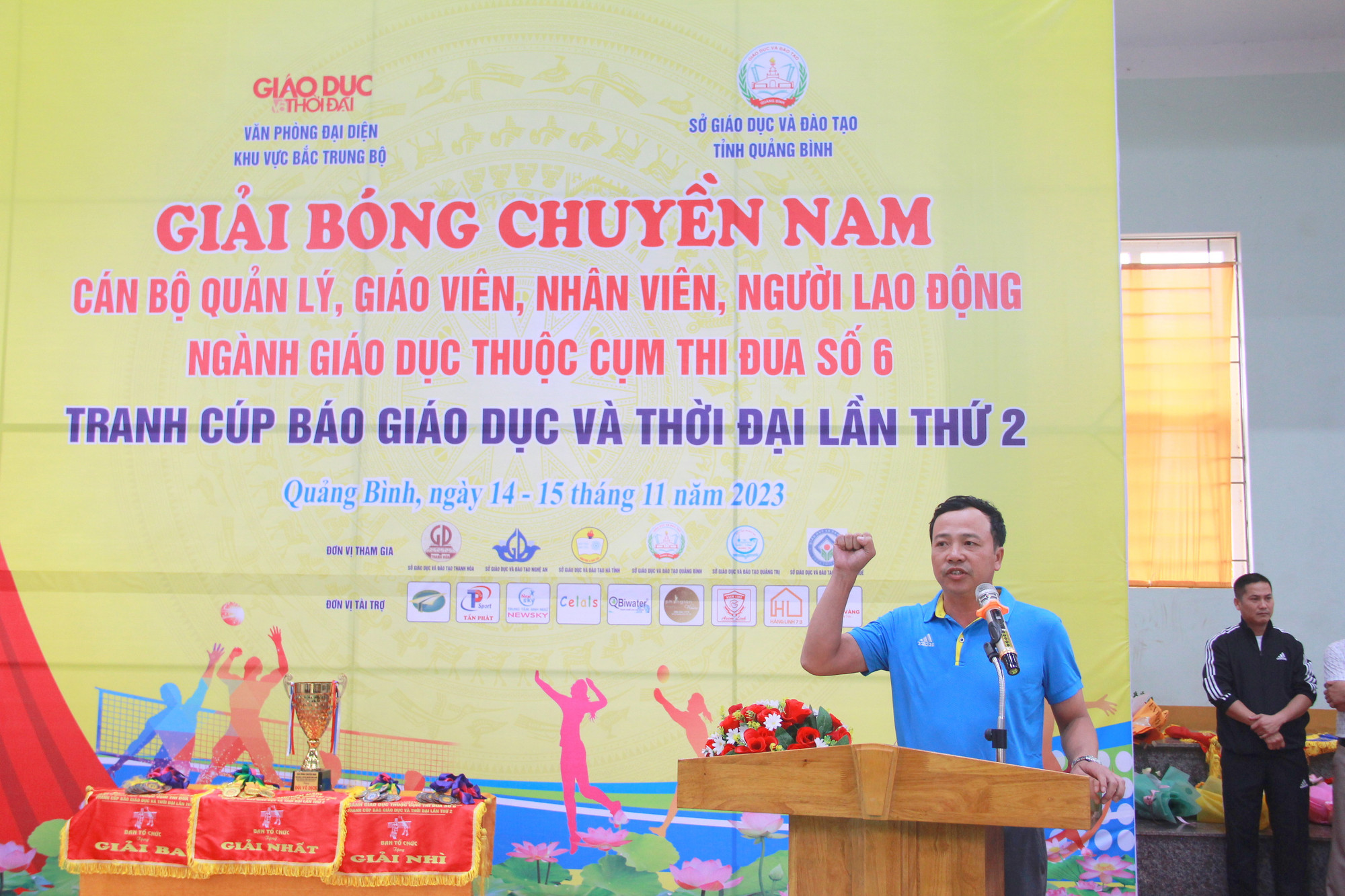 Trọng tài điều khiển giải đấu phát biểu. Trọng tài điều khiển giải đấu phát biểu.
