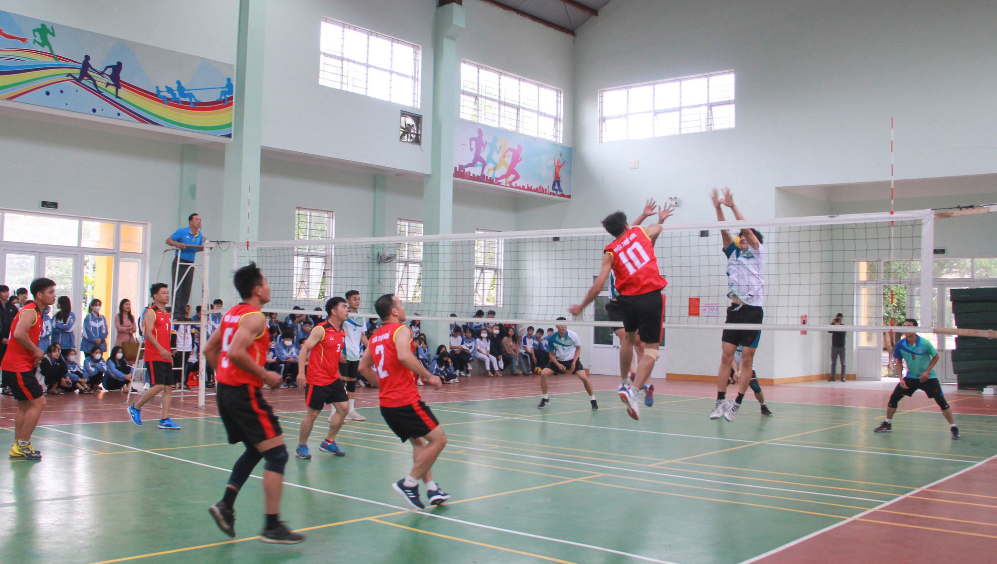 Trận đầu tiên giữa đội Nghệ An và Thừa Thiên - Huế diễn ra tại Nhà thi đấu Trường THPT Phan Đình Phùng. Trận đầu tiên giữa đội Nghệ An và Thừa Thiên - Huế diễn ra tại Nhà thi đấu Trường THPT Phan Đình Phùng.