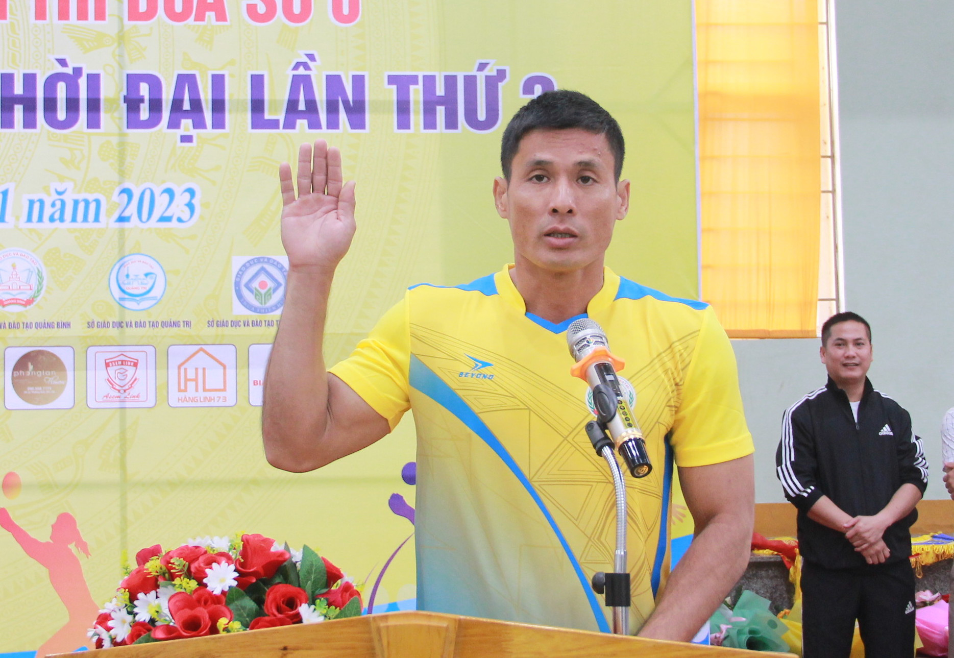 Vận động viên tuyên thệ tại Lễ khai mạc giải bóng chuyền Nam ngành Giáo dục 6 tỉnh Bắc Trung bộ. Vận động viên tuyên thệ tại Lễ khai mạc giải bóng chuyền Nam ngành Giáo dục 6 tỉnh Bắc Trung bộ.