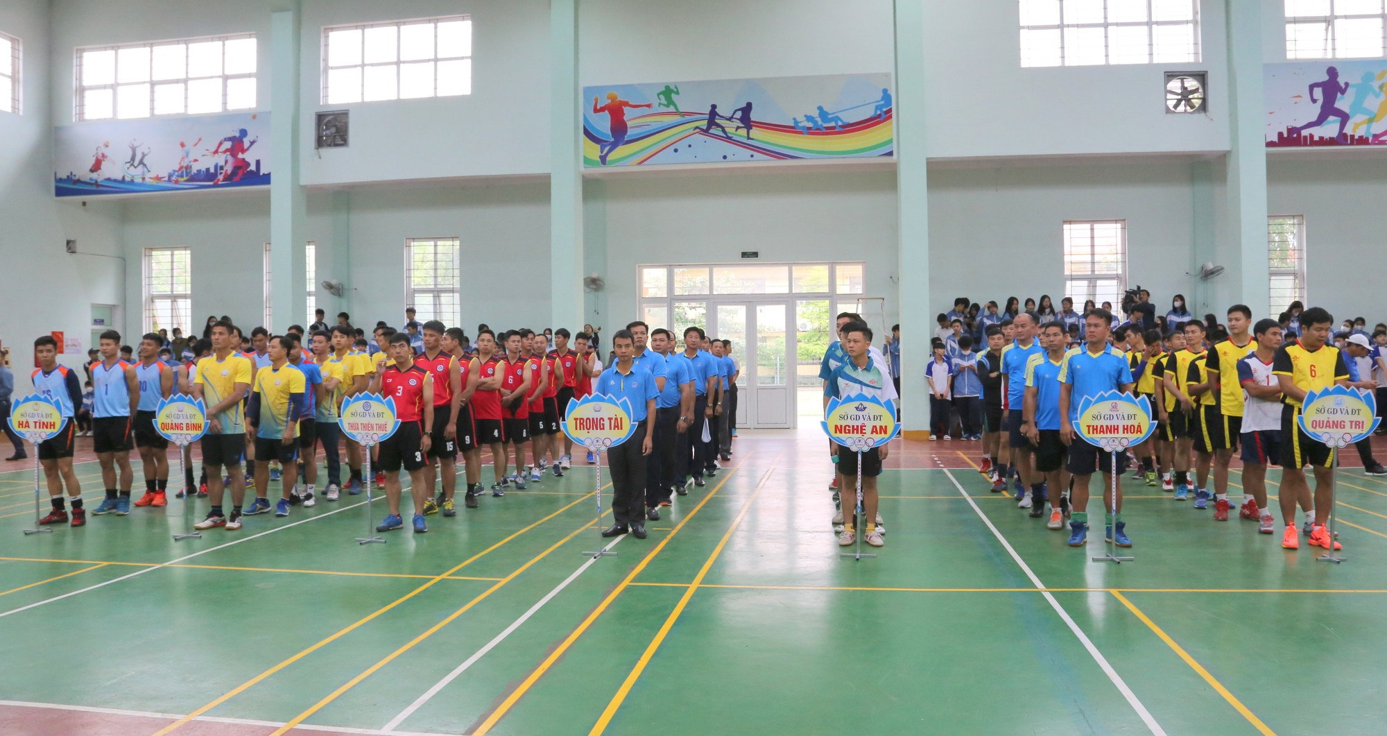Giải bóng chuyền là cơ hội giao lưu giữa vận động viên ngành Giáo dục 6 tỉnh Bắc Trung bộ, thuộc Cụm thi đua số 6, Bộ GD&ĐT. Giải bóng chuyền là cơ hội giao lưu giữa vận động viên ngành Giáo dục 6 tỉnh Bắc Trung bộ, thuộc Cụm thi đua số 6, Bộ GD&ĐT.