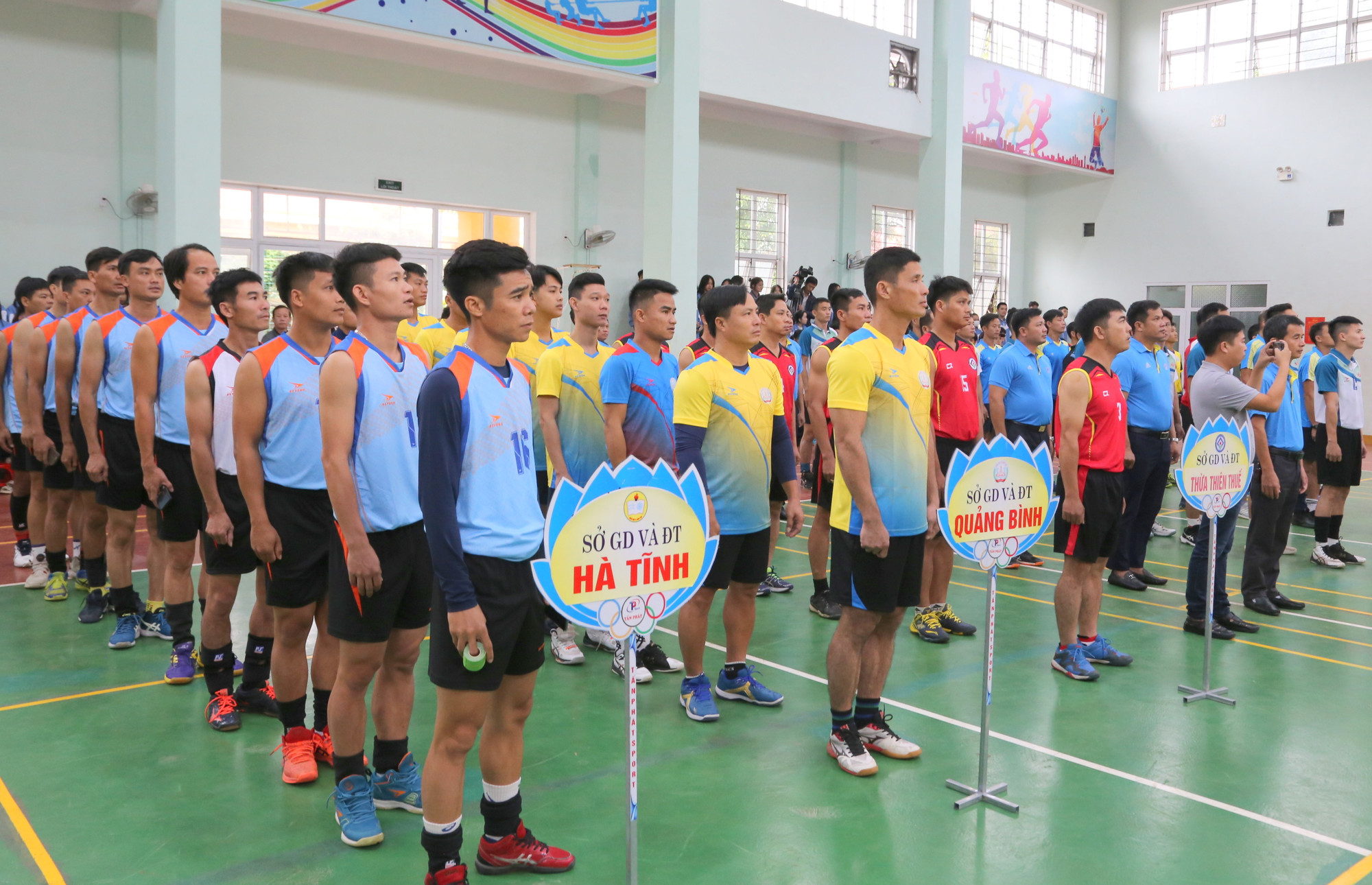 Giải bóng chuyền là cơ hội giao lưu giữa vận động viên ngành Giáo dục 6 tỉnh Bắc Trung bộ, thuộc Cụm thi đua số 6, Bộ GD&ĐT. Giải bóng chuyền là cơ hội giao lưu giữa vận động viên ngành Giáo dục 6 tỉnh Bắc Trung bộ, thuộc Cụm thi đua số 6, Bộ GD&ĐT.