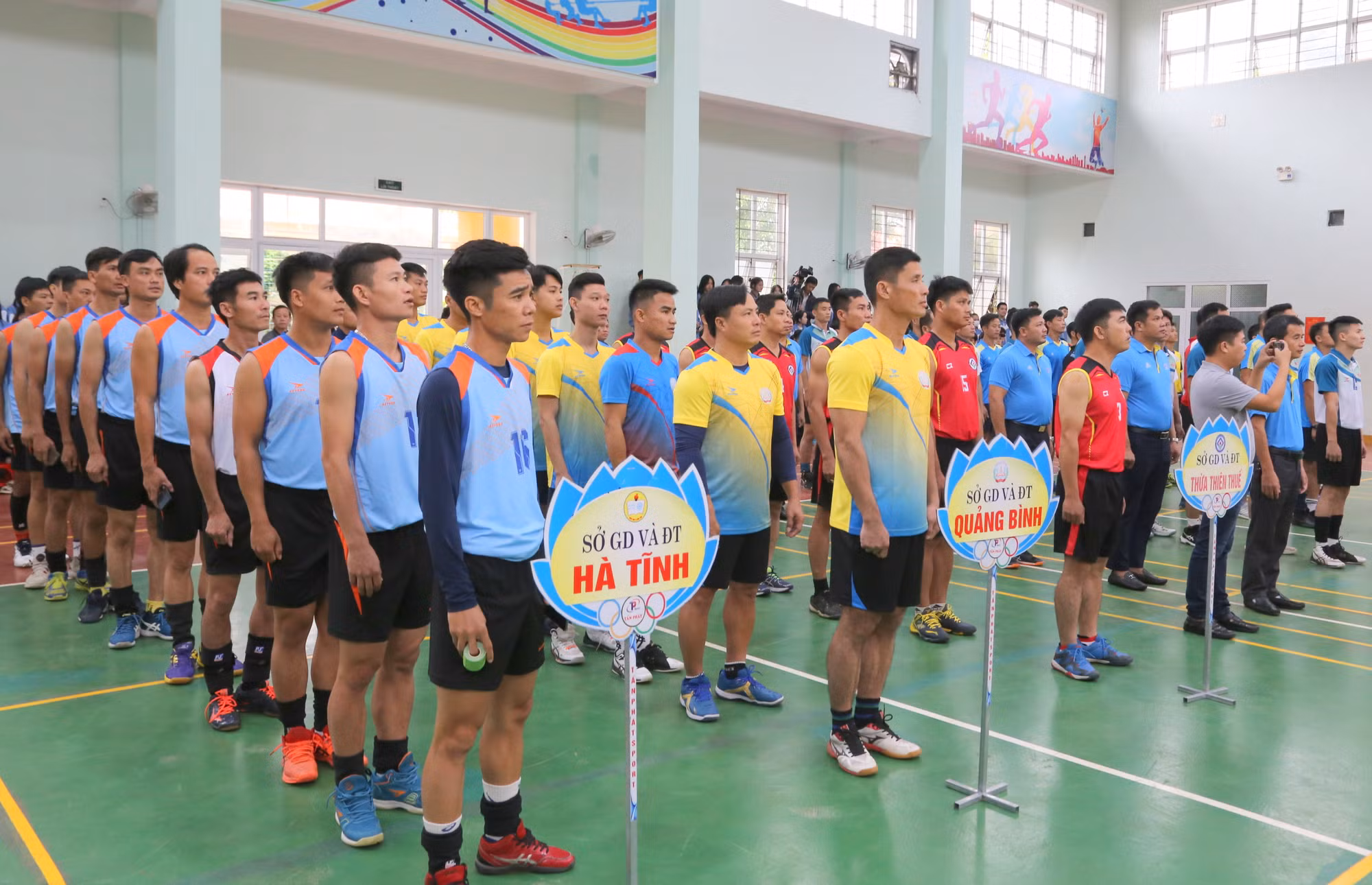 Giải bóng chuyền là cơ hội giao lưu giữa vận động viên ngành Giáo dục 6 tỉnh Bắc Trung bộ, thuộc Cụm thi đua số 6, Bộ GD&amp;ĐT.