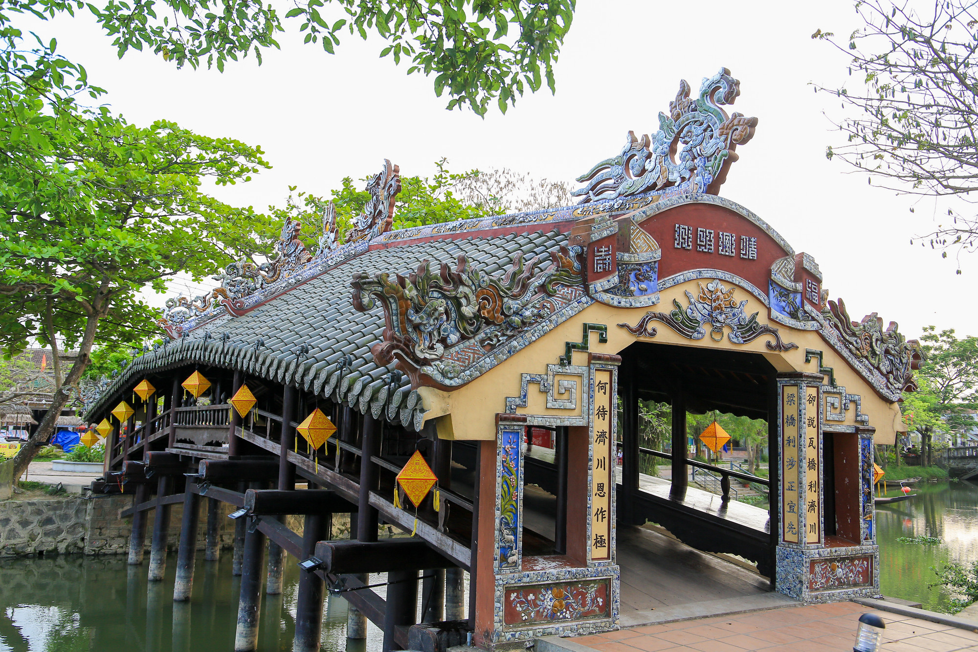 Cầu gỗ này được xếp vào loại hiếm và có giá trị nghệ thuật cao nhất trong các loại cầu cổ ở Việt Nam. Cầu được Bộ Văn hoá cấp bằng công nhận là Di tích văn hóa cấp quốc gia năm 1990. Cầu gỗ này được xếp vào loại hiếm và có giá trị nghệ thuật cao nhất trong các loại cầu cổ ở Việt Nam. Cầu được Bộ Văn hoá cấp bằng công nhận là Di tích văn hóa cấp quốc gia năm 1990.