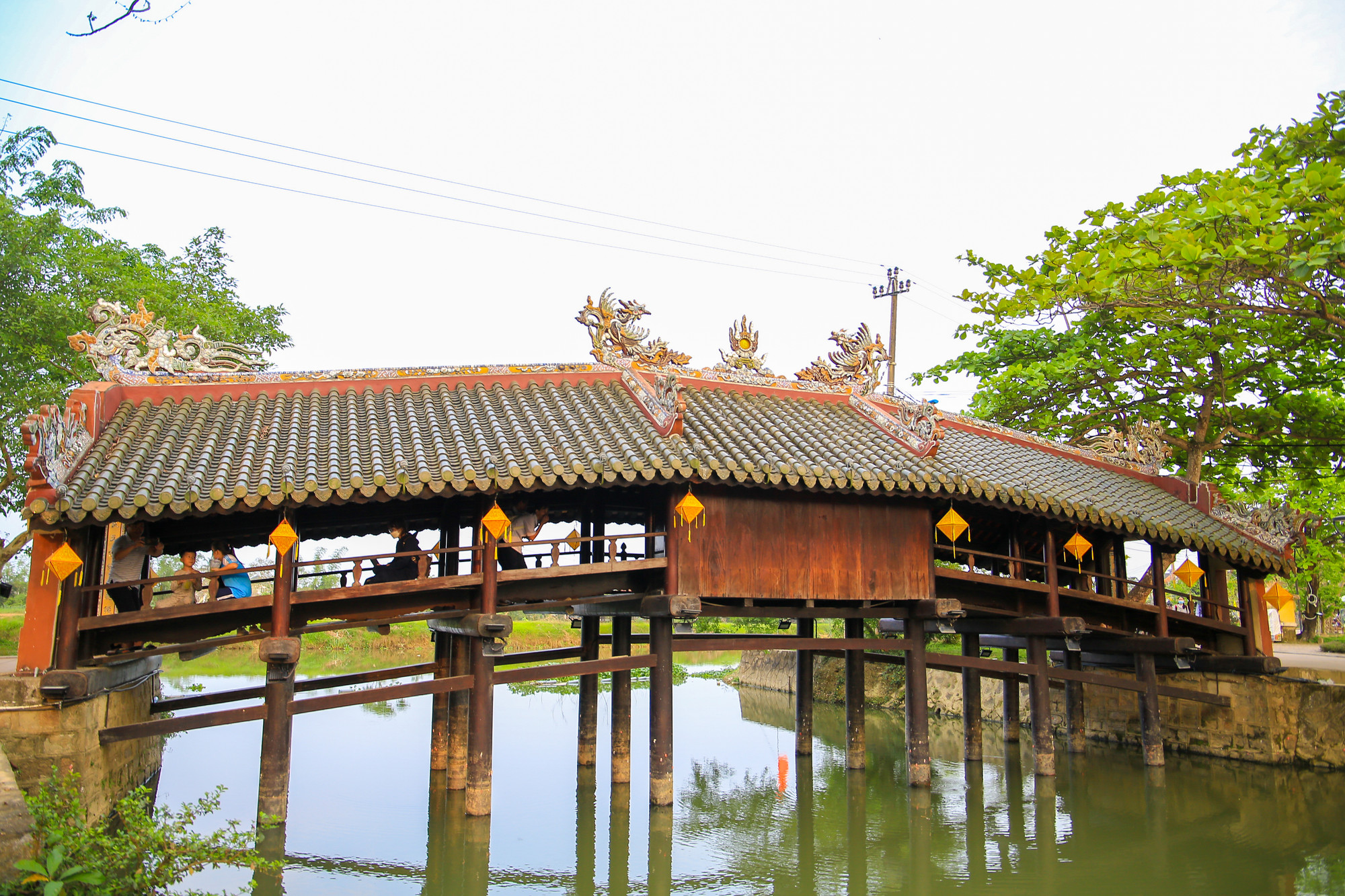Cầu được thiết kế theo kiểu “thượng gia, hạ kiều”, có thể hiểu là trên nhà dưới cầu, nghĩa là cây cầu được bao bọc bằng mái che thiết kế như một ngôi nhà. Cầu được thiết kế theo kiểu “thượng gia, hạ kiều”, có thể hiểu là trên nhà dưới cầu, nghĩa là cây cầu được bao bọc bằng mái che thiết kế như một ngôi nhà.