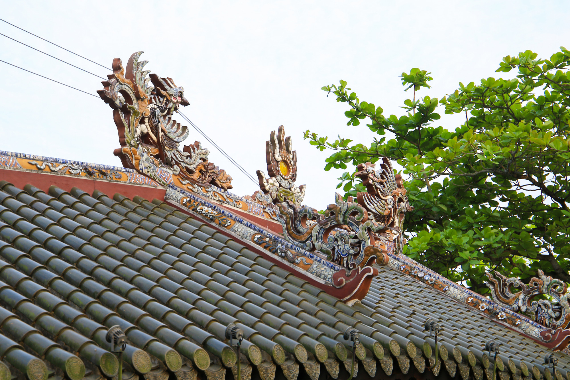 Trên cầu có mái che, lợp ngói lưu ly. Các hoạ tiết thì được trang trí bằng nghệ thuật khảm sành đặc trưng của xứ Huế. Ở giữa mái là đôi chim phượng đang tung cánh hướng về phía mặt trời. Trên cầu có mái che, lợp ngói lưu ly. Các hoạ tiết thì được trang trí bằng nghệ thuật khảm sành đặc trưng của xứ Huế. Ở giữa mái là đôi chim phượng đang tung cánh hướng về phía mặt trời.