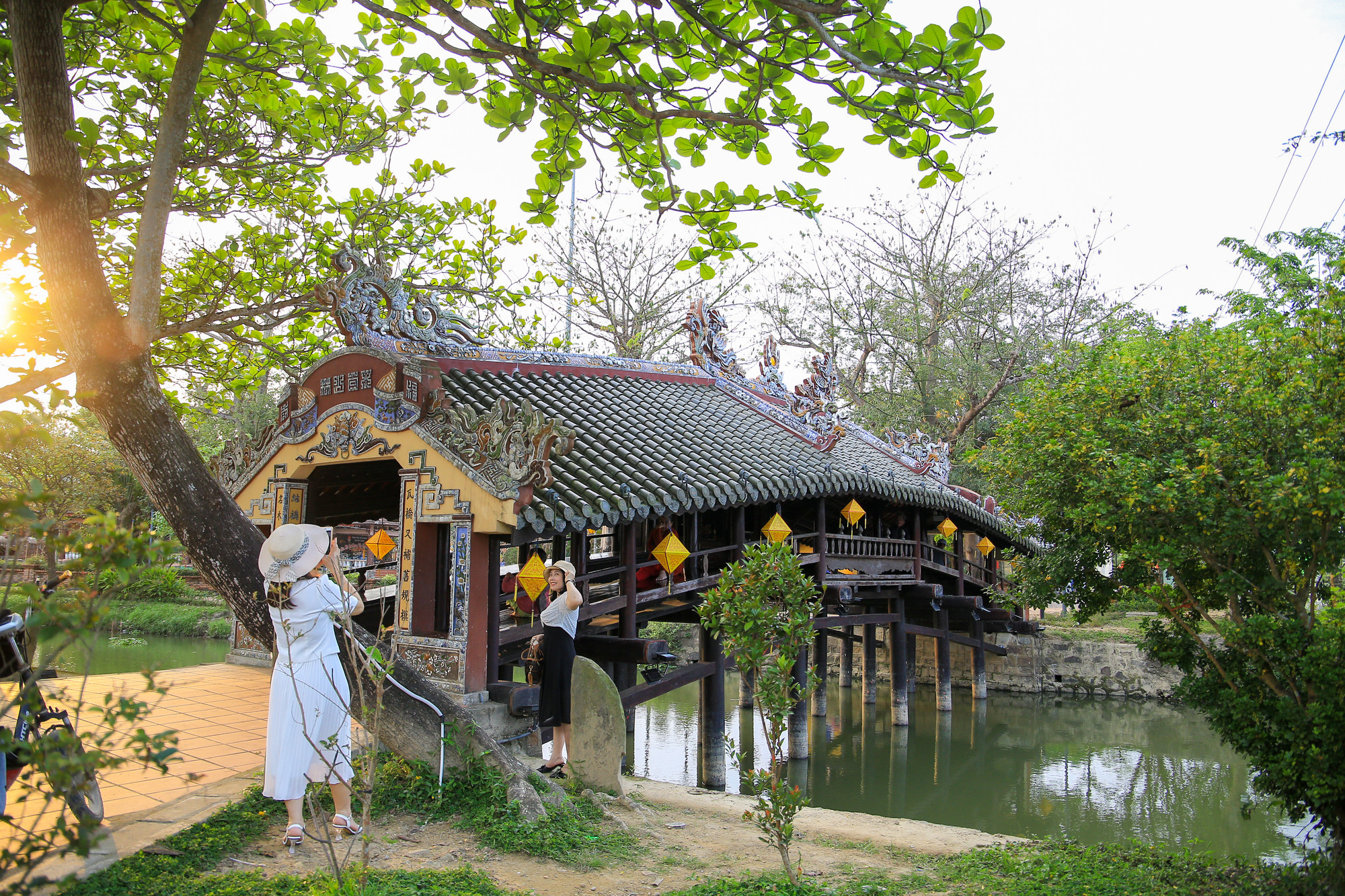 Mỗi kỳ Festival Huế, tại cầu đều tổ chức sự kiện “Chợ quê ngày hội” thu hút đông đảo du khách. Ngày nay, nhắc đến cầu ngói Thanh Toàn, người ta lại nhớ đến câu ca dao “Ai về cầu ngói Thanh Toàn/Cho em về với một đoàn cho vui...”. (Ảnh: Hoàng Hải). Mỗi kỳ Festival Huế, tại cầu đều tổ chức sự kiện “Chợ quê ngày hội” thu hút đông đảo du khách. Ngày nay, nhắc đến cầu ngói Thanh Toàn, người ta lại nhớ đến câu ca dao “Ai về cầu ngói Thanh Toàn/Cho em về với một đoàn cho vui...”. (Ảnh: Hoàng Hải).