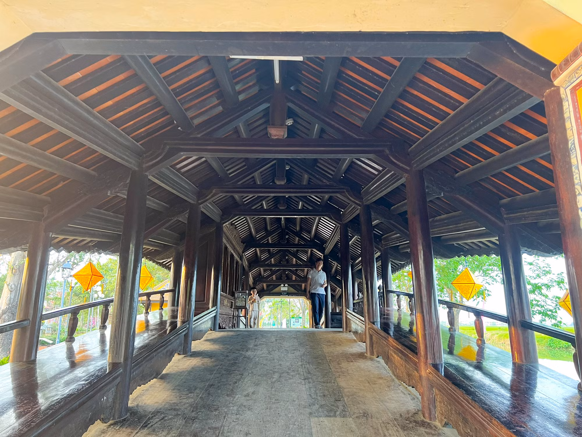 Cầu chia làm 7 gian, hai bên thân cầu có hai dãy bục gỗ và lan can để ngồi tựa lưng. Ở giữa cầu là gian thờ bà Trần Thị Đạo.