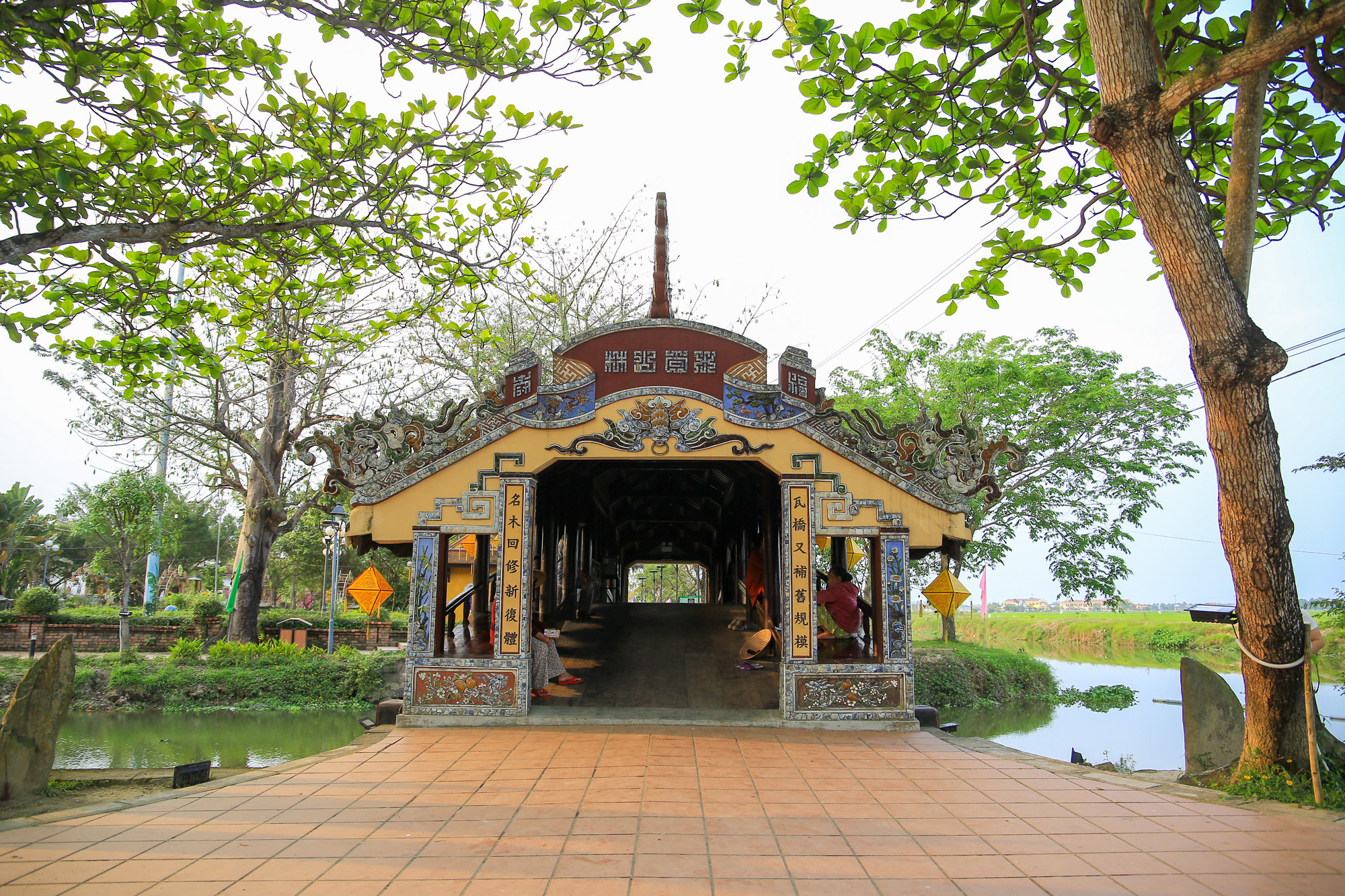 Theo lịch sử, cầu được xây dựng vào năm 1776 do bà Trần Thị Đạo - người cháu gái thuộc thế hệ thứ 6 của phu nhân một vị quan lớn dưới triều vua Lê Hiển Tông - bỏ tiền cá nhân xây dựng. Theo lịch sử, cầu được xây dựng vào năm 1776 do bà Trần Thị Đạo - người cháu gái thuộc thế hệ thứ 6 của phu nhân một vị quan lớn dưới triều vua Lê Hiển Tông - bỏ tiền cá nhân xây dựng.