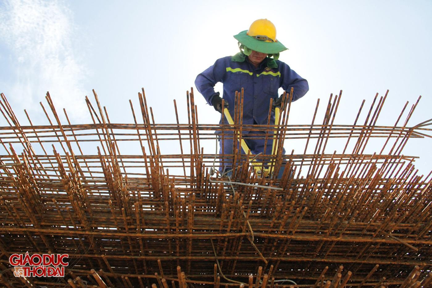 Đối với những công nhân cắt, đan thép, phải liên tục di chuyển thì phải chống nắng bằng những lớp áo dày cộm, thêm lớp khăn đội trên đầu.