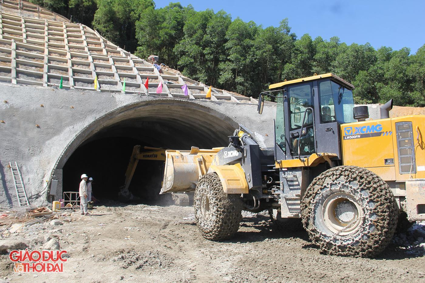Những ngày cuối tháng 8, công trường thi công hầm Thần Vũ nhộn nhịp tiếng máy móc và hàng trăm công nhân đang làm việc. Để đảm bảo đúng tiến độ của dự án, 2 nhà thầu đã huy động tối đa nhân lực để thi công 3 ca/ngày.