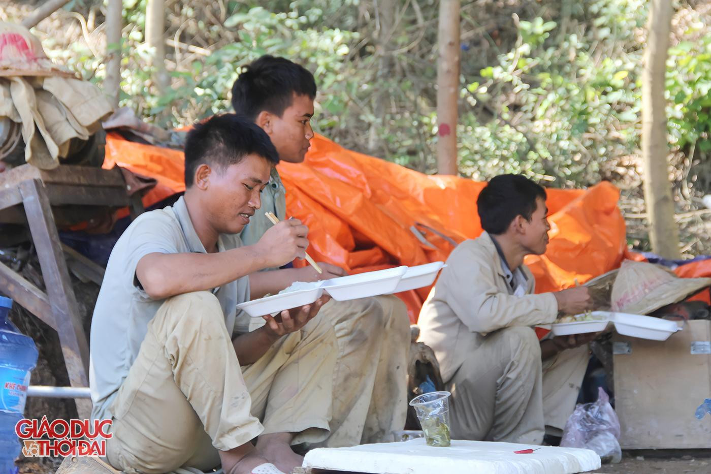 Anh Lộc Văn Sơn (SN 1992, trú tại huyện Tương Dương, Nghệ An) cho biết, nắng nóng nên mọi người đều tranh thủ ăn trưa nhanh để lại lán nghỉ trưa. “Không điện, không sóng điện thoại nên ăn xong anh em cũng không biết làm gì. Đành mang chiếu, võng lên tìm bóng mát dưới gốc cây để ngủ trưa lấy sức thôi”, anh Sơn nói.