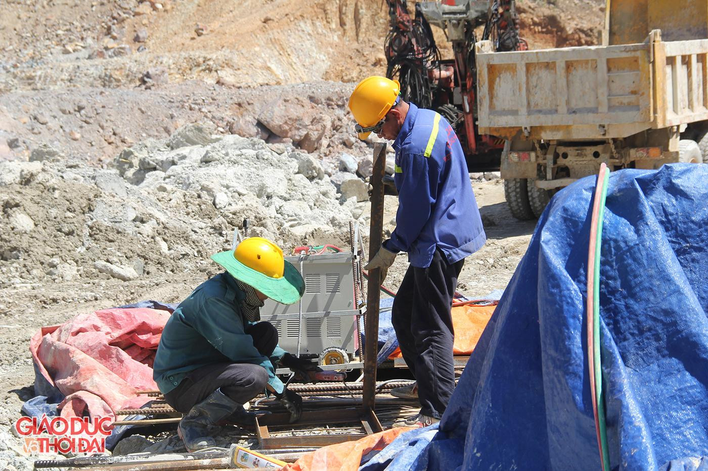 Làm việc ngoài trời, không một bóng râm nên công nhân phải mặc nhiều lớp áo bảo hộ, trùm khăn kín mít từ đầu đến chân. Bên cạnh đó, chia ca làm việc vào ban đêm và từ 5h sáng để trưa được nghỉ ngơi.