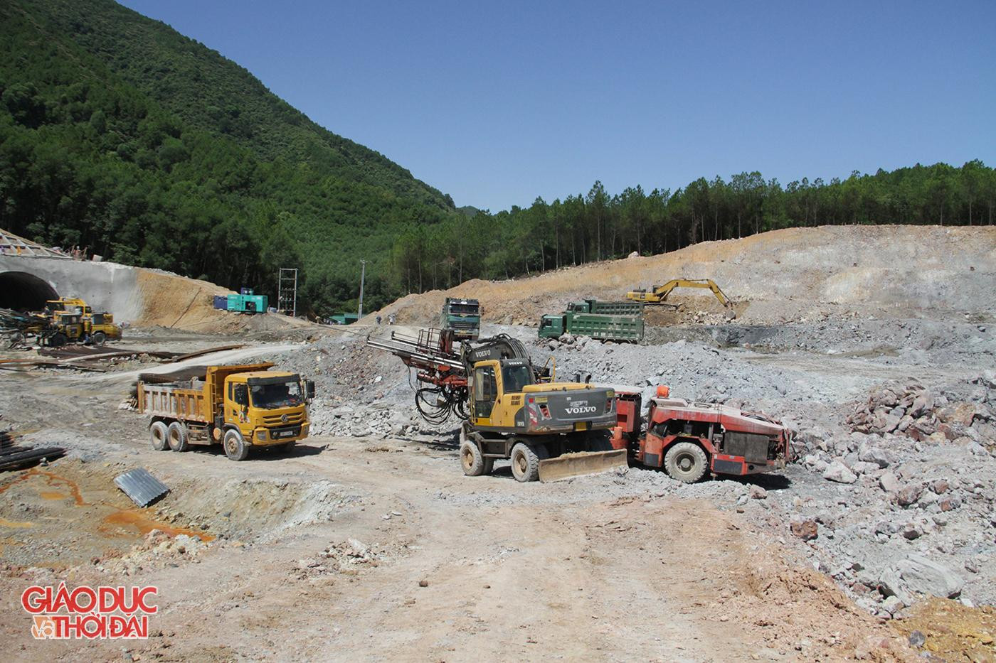 Các đơn vị nhà thầu tập trung vật tư, máy móc, thiết bị và huy động tối đa nhân lực để gấp rút triển khai thi công hầm Thần Vũ.