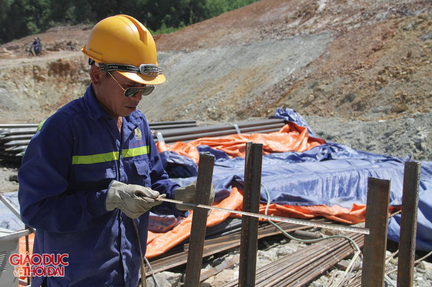 Mặc dù thời tiết nắng nóng nhưng các công nhân trên công trường vẫn căng mình làm việc để đảm bảo tiến độ cho dự án.