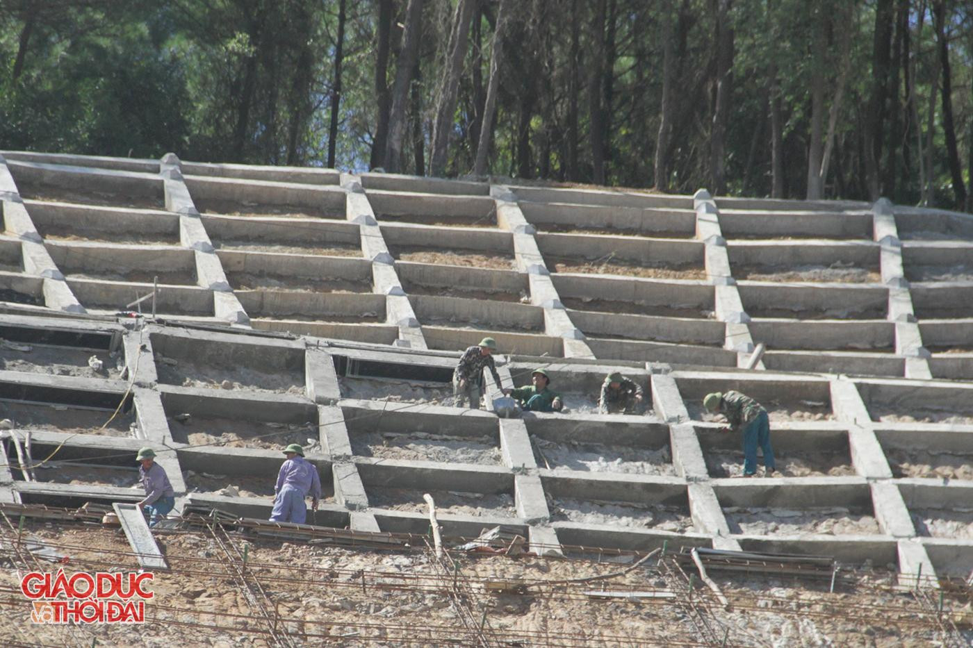 Công nhân đội nắng thi công mái taluy chống sạt lở phía trên hầm Thần Vũ.