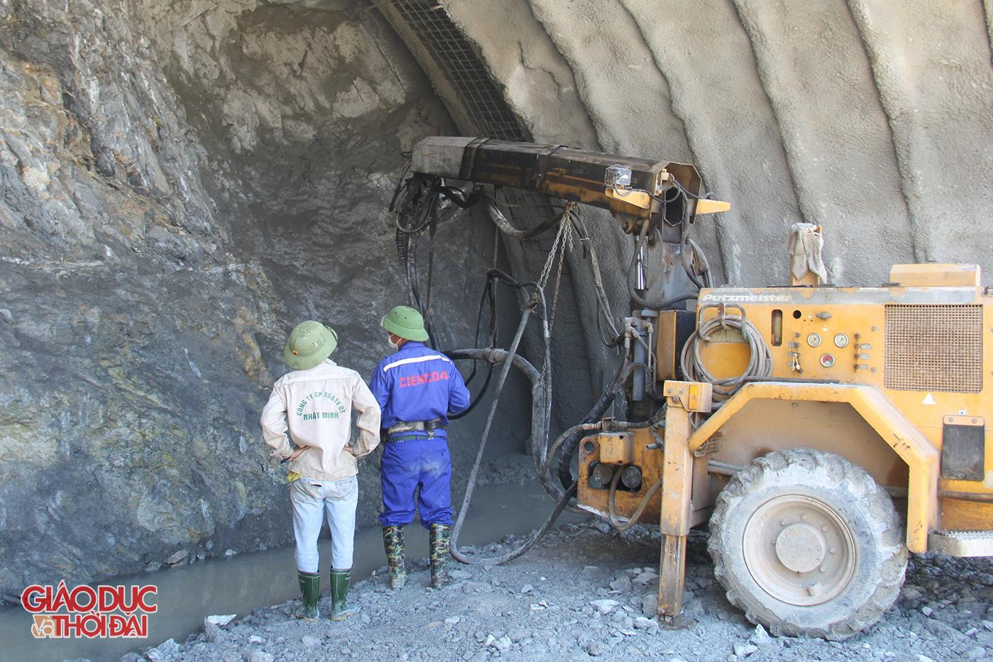 Một cán bộ kỹ thuật cho biết, để đảm bảo tiến độ, hầm Thần Vũ sẽ được đào từ cả 2 phía. Một phía từ huyện Diễn Châu, phía còn lại ở huyện Nghi Lộc. Dự kiến phải mất một năm đường hầm này mới có thể thông tuyến. Do vị trí thi công trên núi, giao thông đi lại khó khăn nên hiện các đơn vị thi công chỉ mới đào được một khối lượng nhỏ đất đá trong hầm.