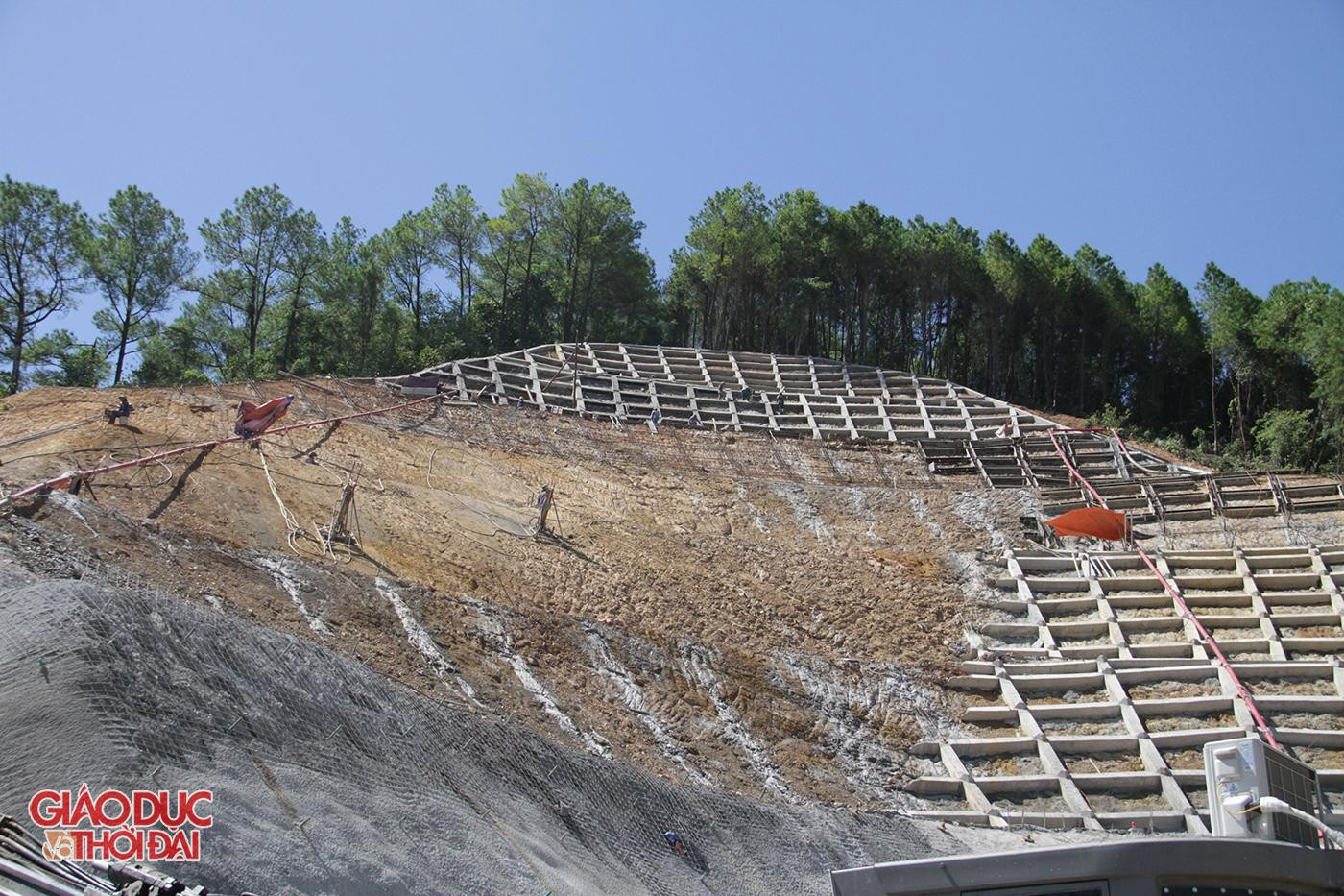 Phía bên ngoài hầm, nhà thầu đổ bê tông gia cố mái thành từng khuôn hình vuông để tránh sạt lở đất đá.