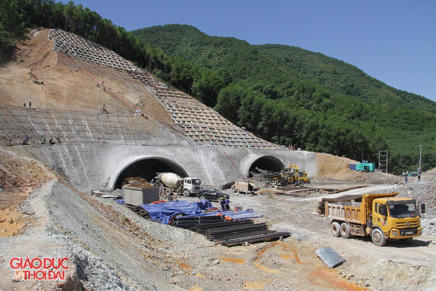 Trên tuyến cao tốc này có hầm Thần Vũ được đào xuyên qua núi Thần Vũ với chiều dài 1.280m. Hầm nối xã Diễn Phú (huyện Diễn Châu, Nghệ An) và xã Nghi Đồng (huyện Nghi Lộc, Nghệ An) do 2 nhà thầu là Công ty TNHH Hòa Hiệp và Tập đoàn Cienco4 đảm nhận thi công.