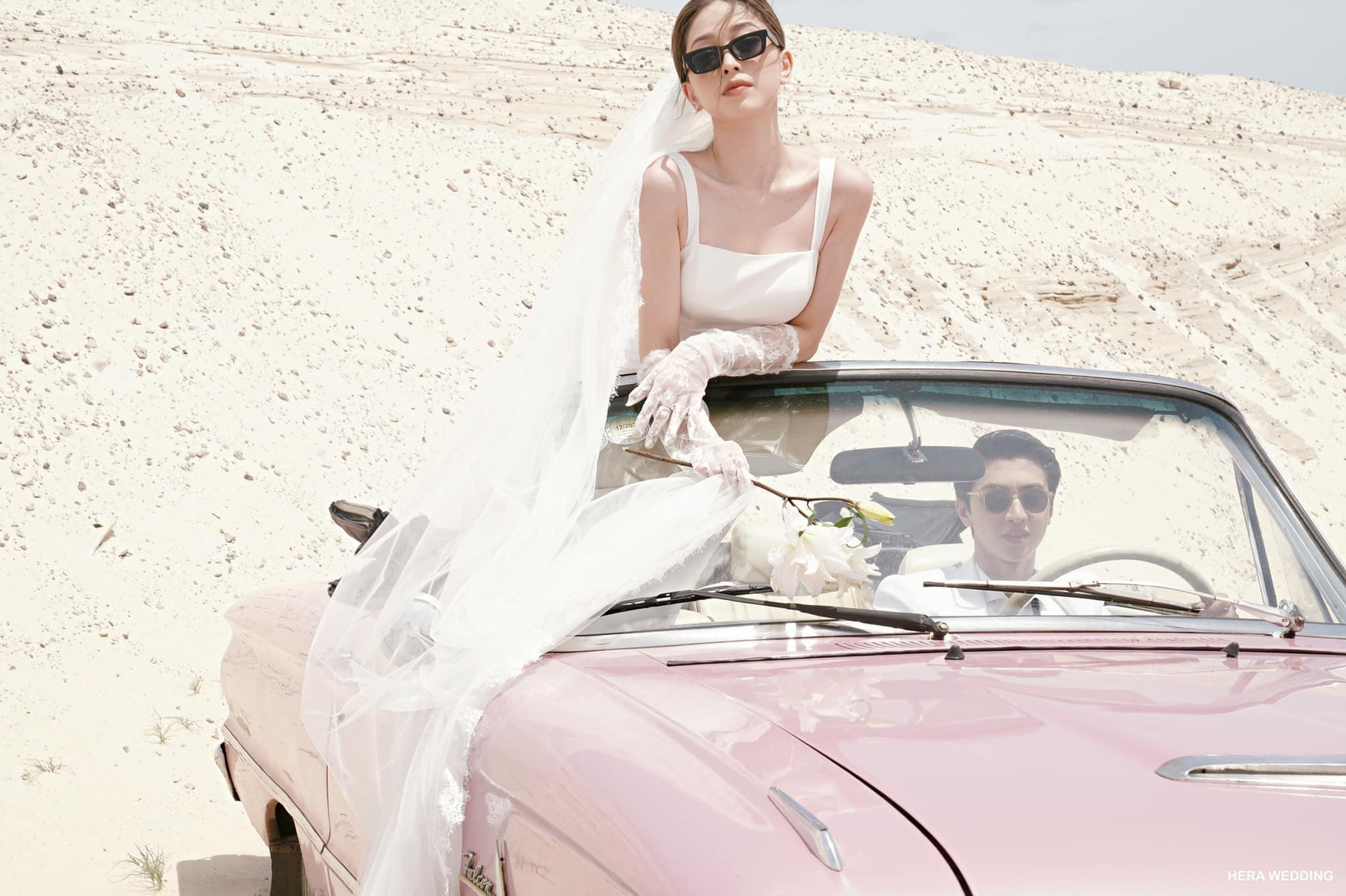 Bộ hình được chụp tại Bình Dương, theo phong cách bắt trọn khoảnh khắc tự nhiên của cặp đôi.