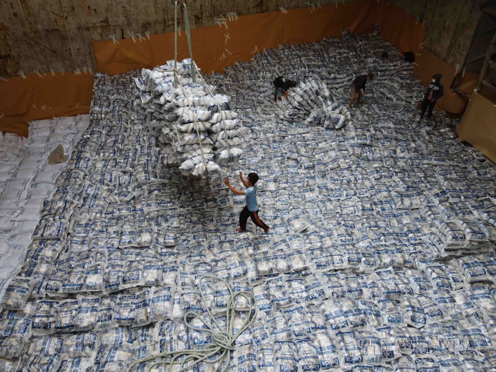 Bốc xếp gạo xuất khẩu của Tổng công ty Lương thực miền Nam (Vinafood 2) tại cảng Sài Gòn. Bốc xếp gạo xuất khẩu của Tổng công ty Lương thực miền Nam (Vinafood 2) tại cảng Sài Gòn.