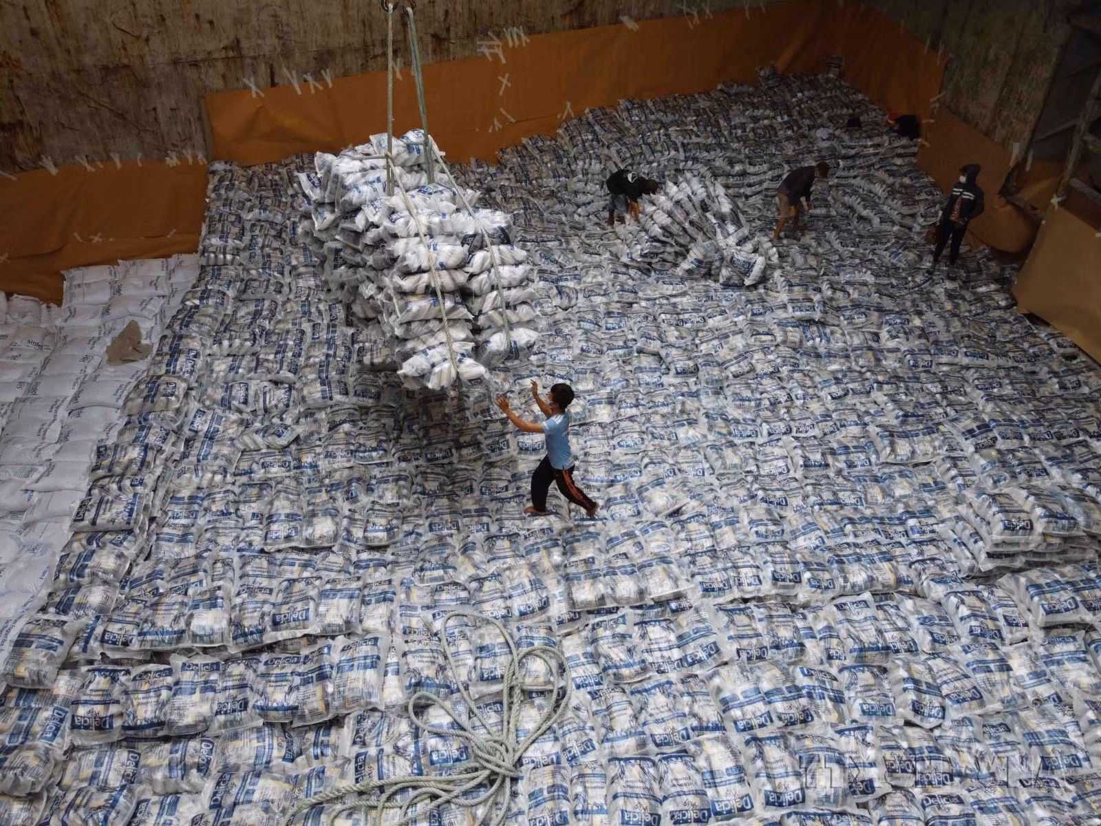 Bốc xếp gạo xuất khẩu của Tổng công ty Lương thực miền Nam (Vinafood 2) tại cảng Sài Gòn.