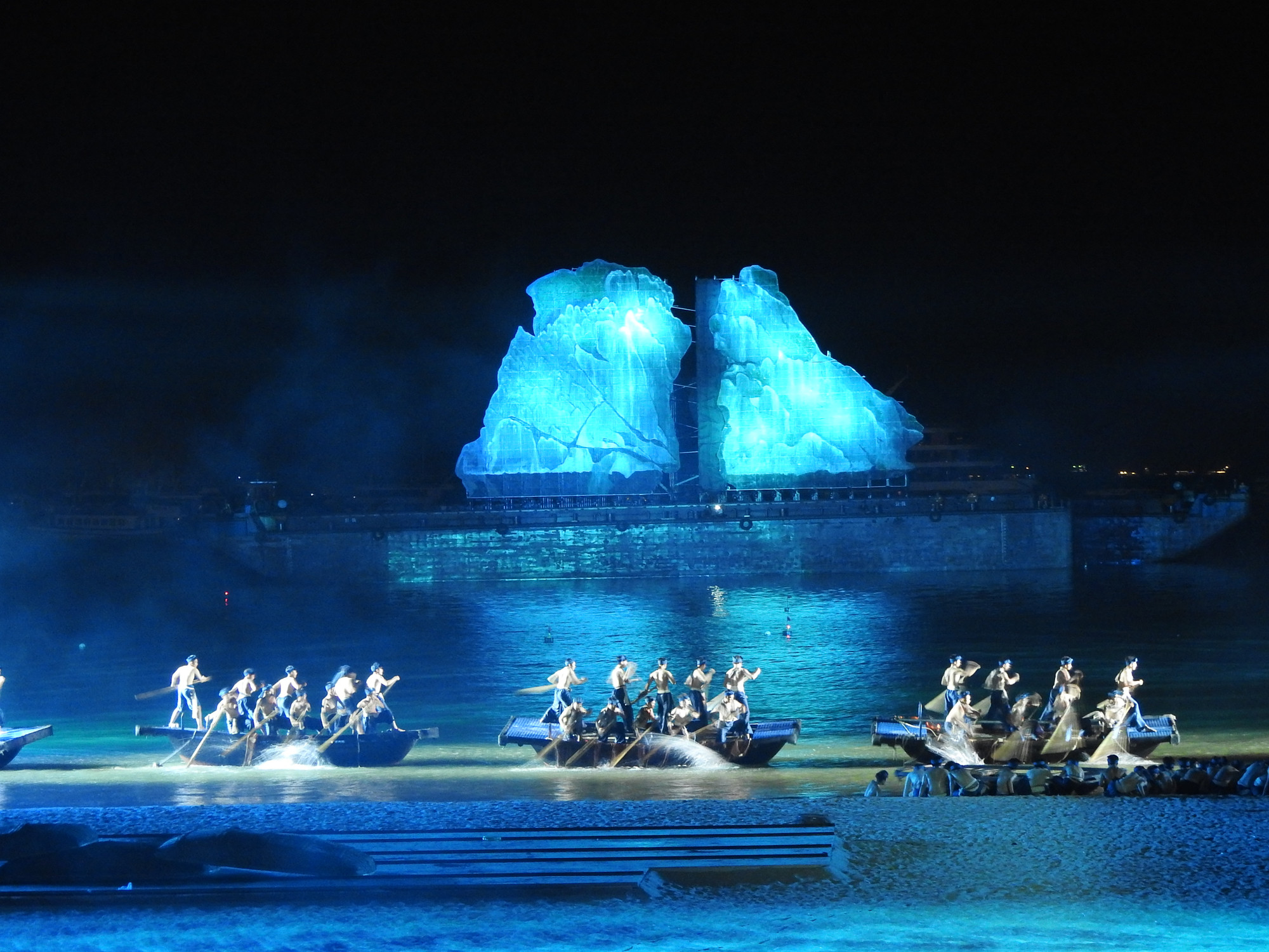 Carnaval Hạ Long 2024 có những nét mới hấp dẫn, đổi mới và đặc sắc với những vở diễn nghệ thuật thực cảnh và Carnaval trên biển đầu tiên tại Việt Nam.