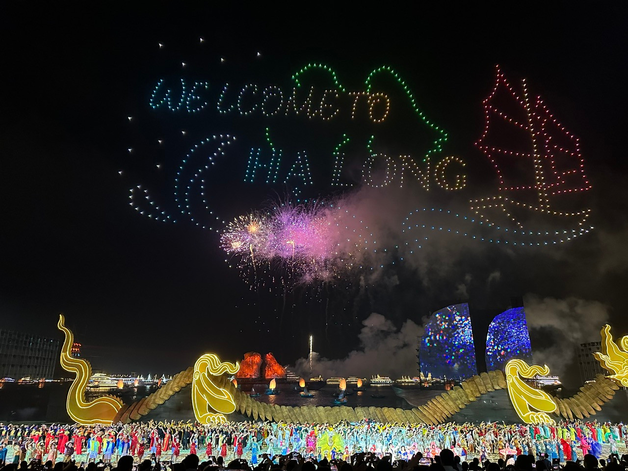 Màn trình diễn Drone light là màn cuối cùng khép lại chương trình nghệ thuật đặc sắc của Carnaval Hạ Long 2024.