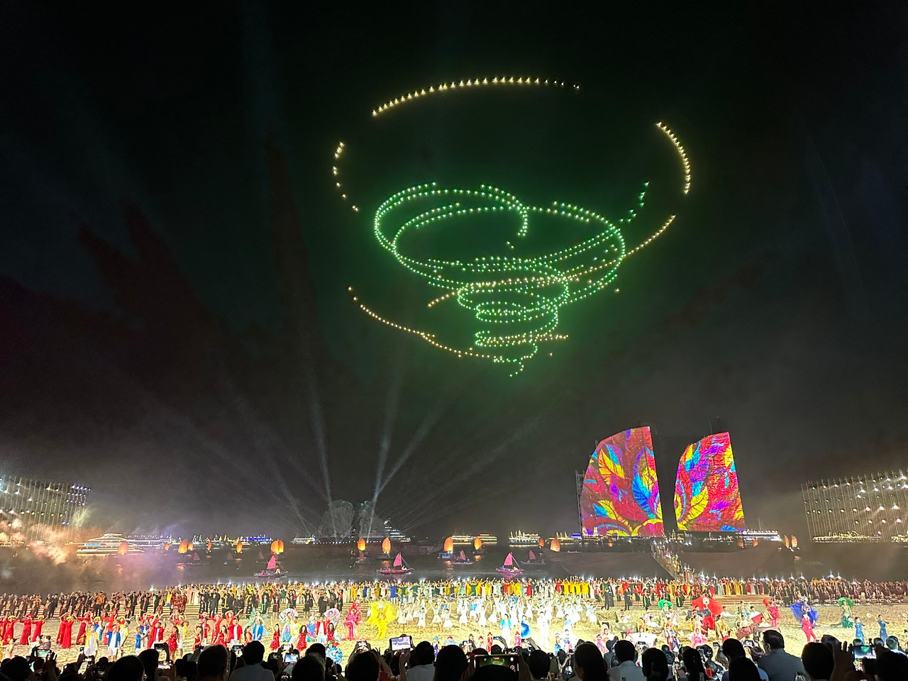 Trong chương trình Carnaval Hạ Long 2024, lần đầu tiên Ban Tổ chức đã đem đến cho đại biểu, người dân và du khách một màn trình diễn mới lạ, hấp dẫn bằng công nghệ hiện đại bậc nhất hiện nay, đó là drone light (máy bay không người lái, xếp hình bằng hệ thống đèn màu).
