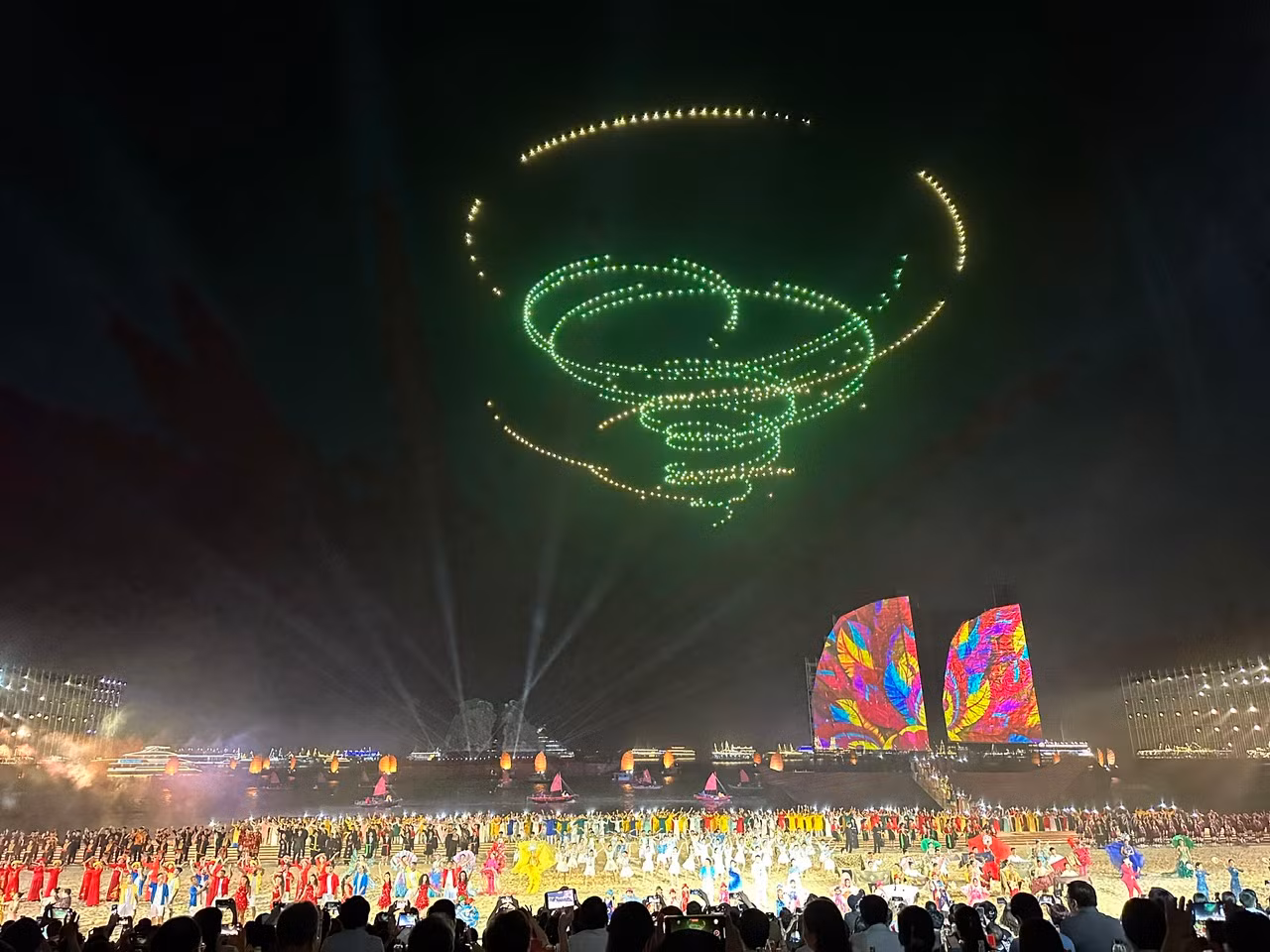 Trong chương trình Carnaval Hạ Long 2024, lần đầu tiên Ban Tổ chức đã đem đến cho đại biểu, người dân và du khách một màn trình diễn mới lạ, hấp dẫn bằng công nghệ hiện đại bậc nhất hiện nay, đó là drone light (máy bay không người lái, xếp hình bằng hệ thống đèn màu).