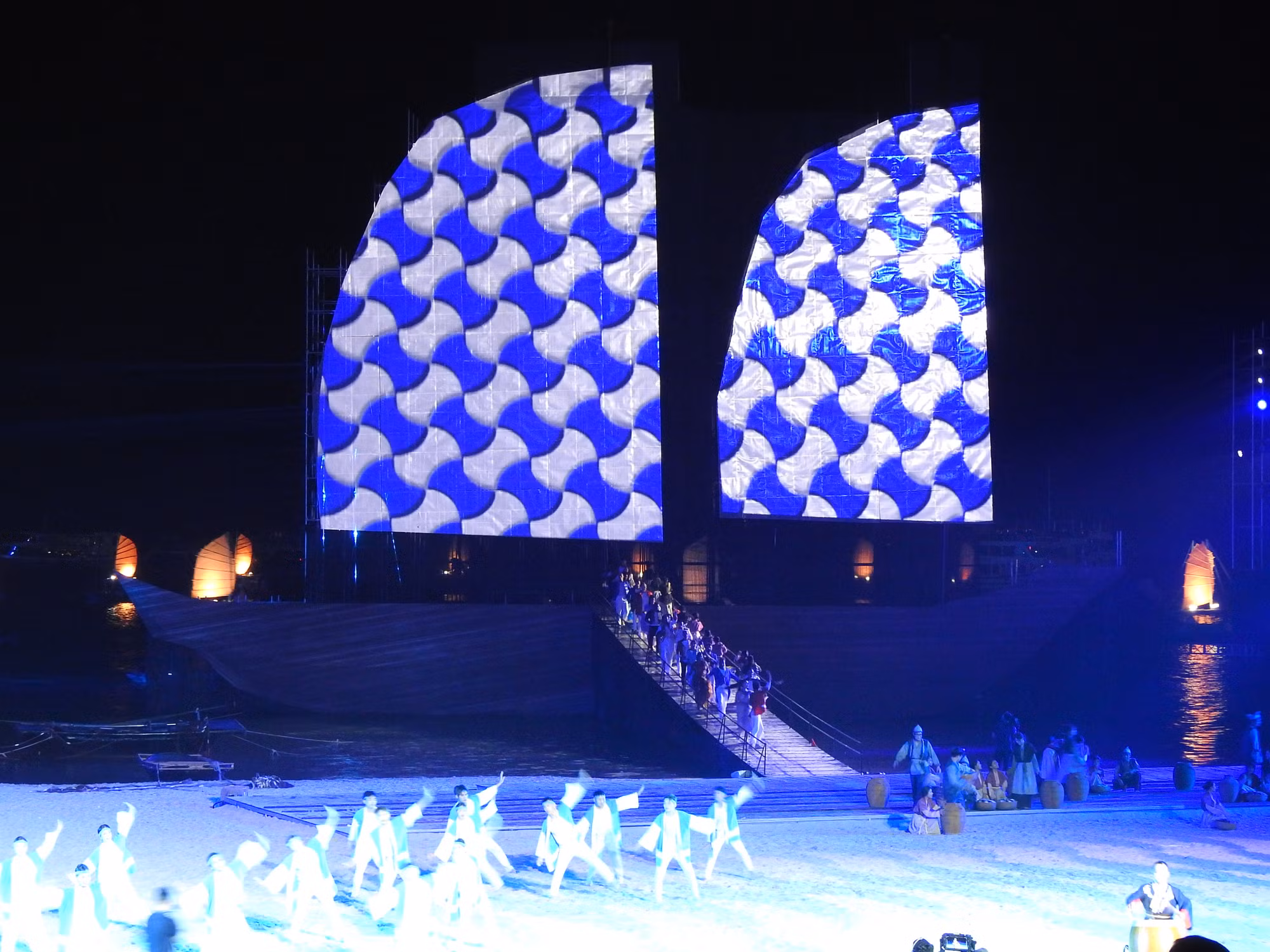 "Thương cảng" mở đầu với phân cảnh "Cánh buồm nâu", khắc họa hình ảnh giao thương tấp nập, nhộn nhịp của Thương cảng Vân Đồn và vùng biển, đảo Đông Bắc khi xưa.