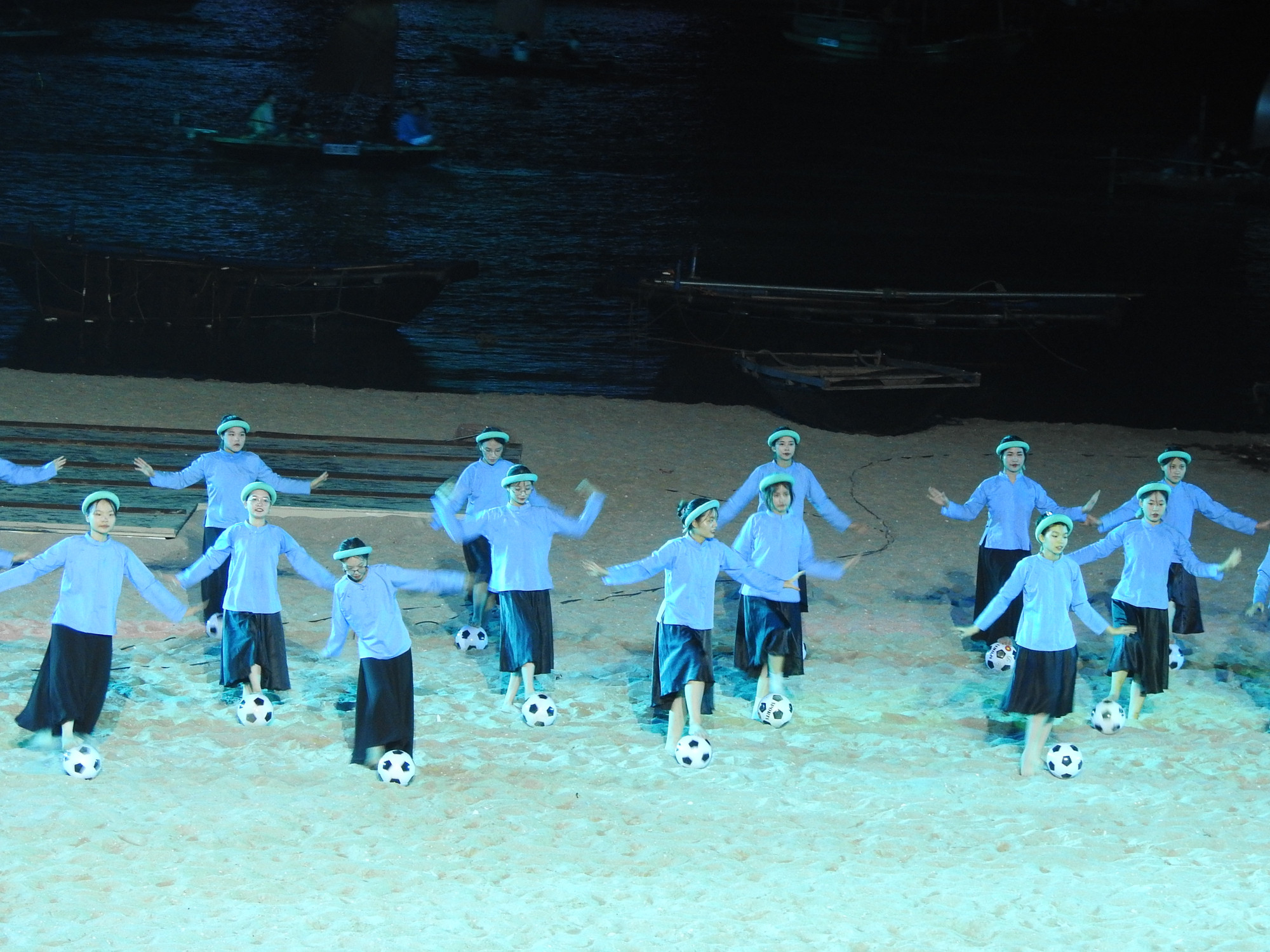 Những cô gái Sán Chỉ với môn thể thao bóng đá.