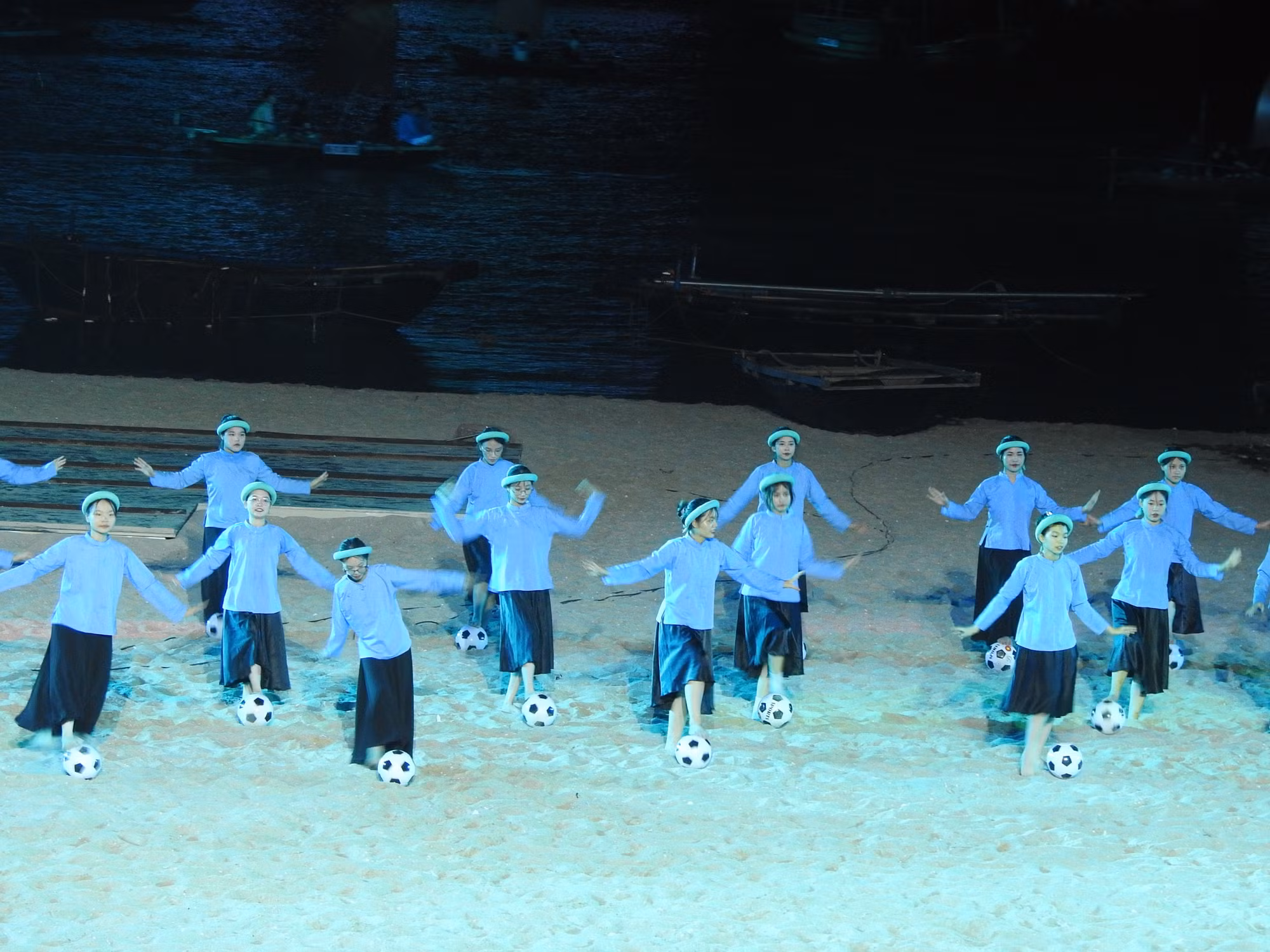 Những cô gái Sán Chỉ với môn thể thao bóng đá.