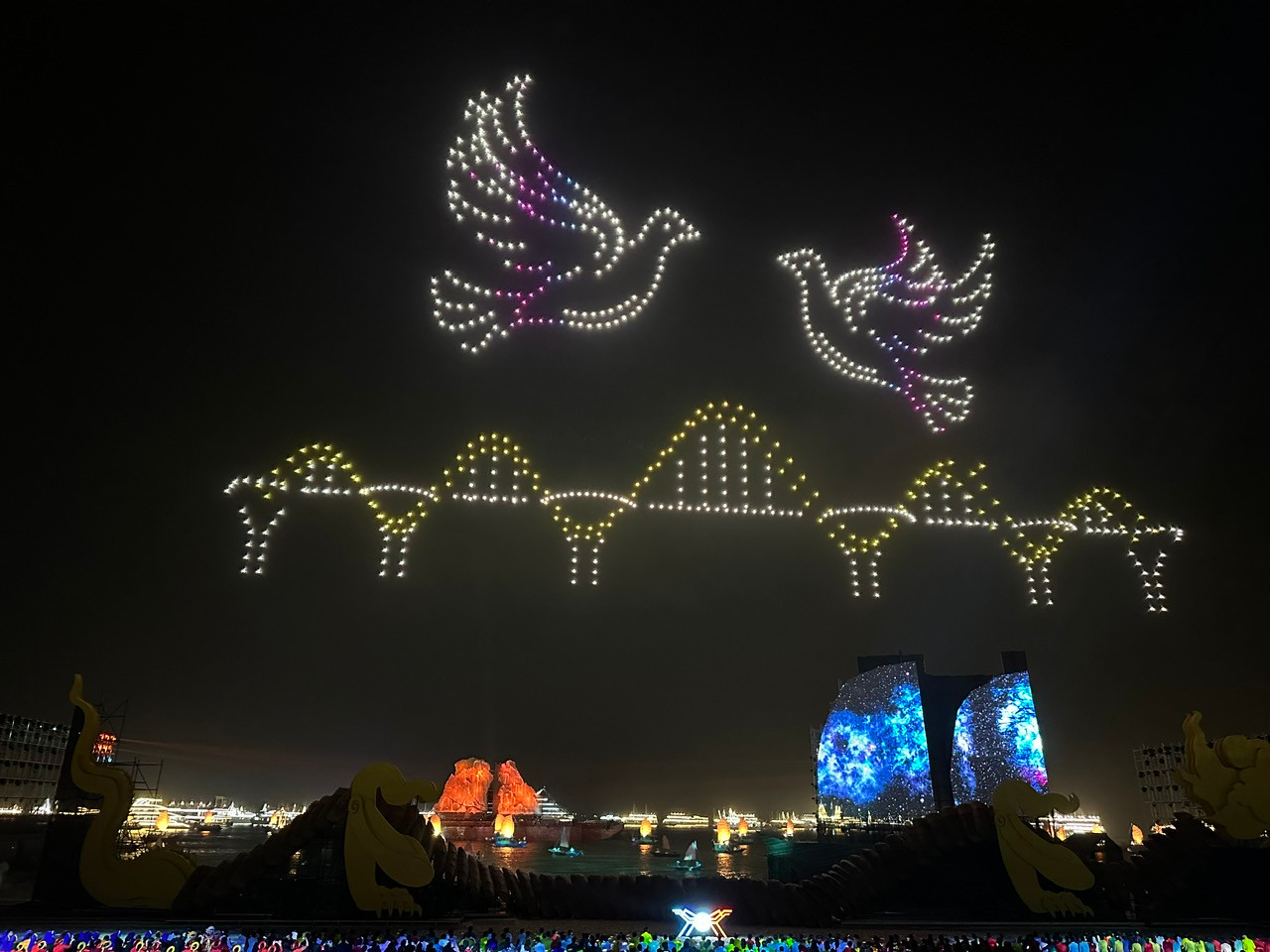 Cầu Tình Yêu, cây cầu nối đôi bờ Cửa Lục cùng hình ảnh đôi chim bồ câu biểu tượng cho khát vọng hòa bình, cho tình yêu thương, đoàn kết của Quảng Ninh trong hành trình phát triển.