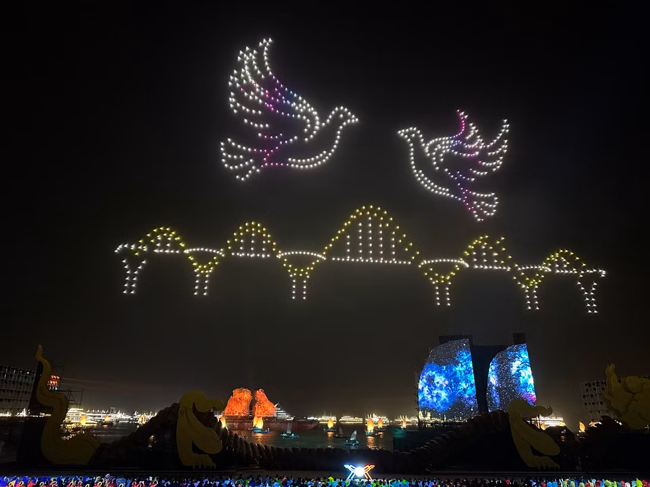 Cầu Tình Yêu, cây cầu nối đôi bờ Cửa Lục cùng hình ảnh đôi chim bồ câu biểu tượng cho khát vọng hòa bình, cho tình yêu thương, đoàn kết của Quảng Ninh trong hành trình phát triển.