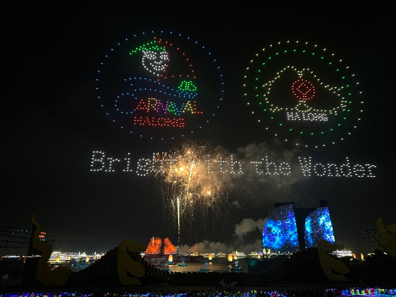 Biểu tượng và chủ đề của Carnaval Hạ Long 2024 &quot;“Bừng sáng cùng Kỳ quan” - Bright with the Wonder&quot; được drone light vẽ trên nền trời Di sản - Kỳ quan thế giới Vịnh Hạ Long.