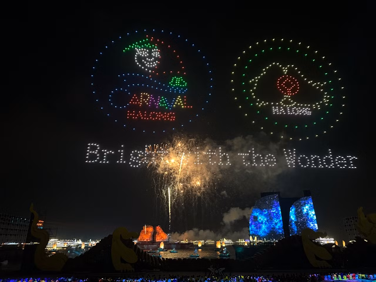 Biểu tượng và chủ đề của Carnaval Hạ Long 2024 "“Bừng sáng cùng Kỳ quan” - Bright with the Wonder" được drone light vẽ trên nền trời Di sản - Kỳ quan thế giới Vịnh Hạ Long.