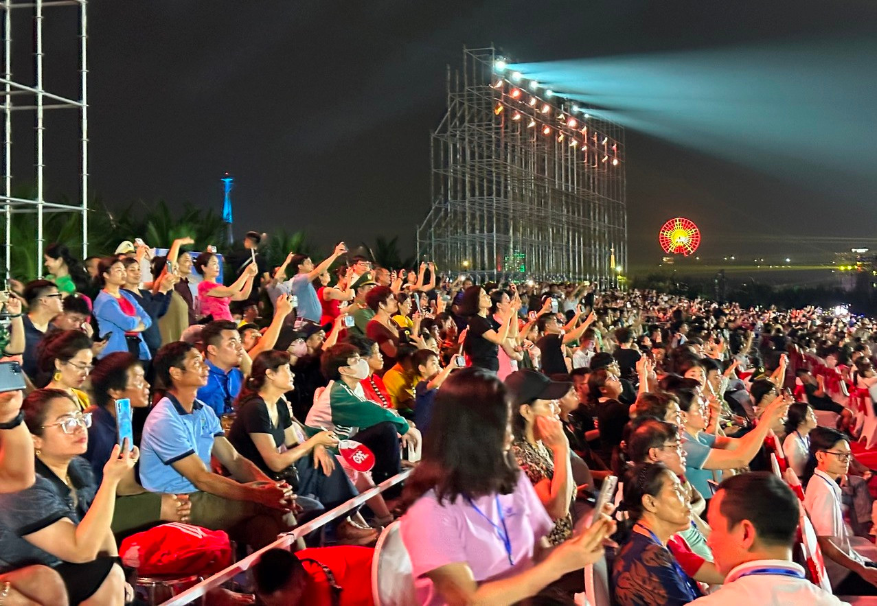 Nhiều người dân dùng điện thoại ghi lại những khoảnh khắc ấn tượng.