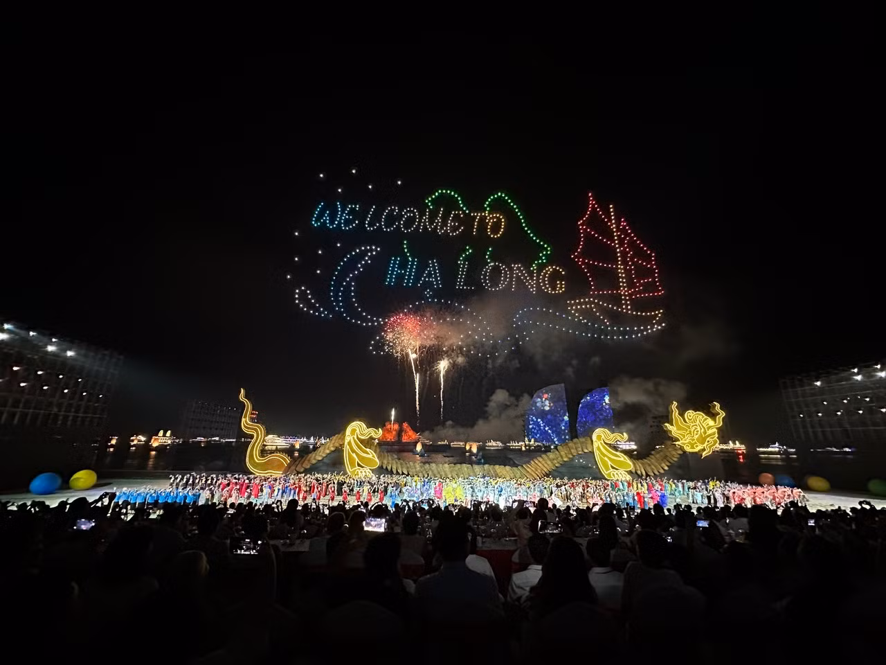 Hạ Long gửi lời chào mời chân thành và nồng ấm tới bạn bè và du khách bốn phương.