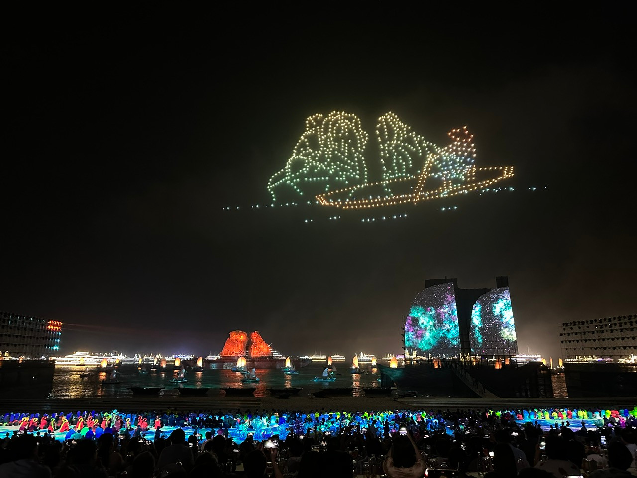 Hòn Trống Mái, biểu tượng của vịnh Hạ Long (Quảng Ninh).