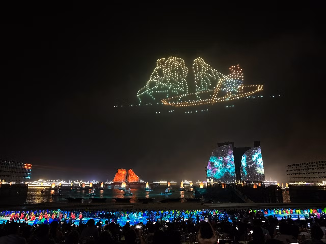 Hòn Trống Mái, biểu tượng của vịnh Hạ Long (Quảng Ninh).