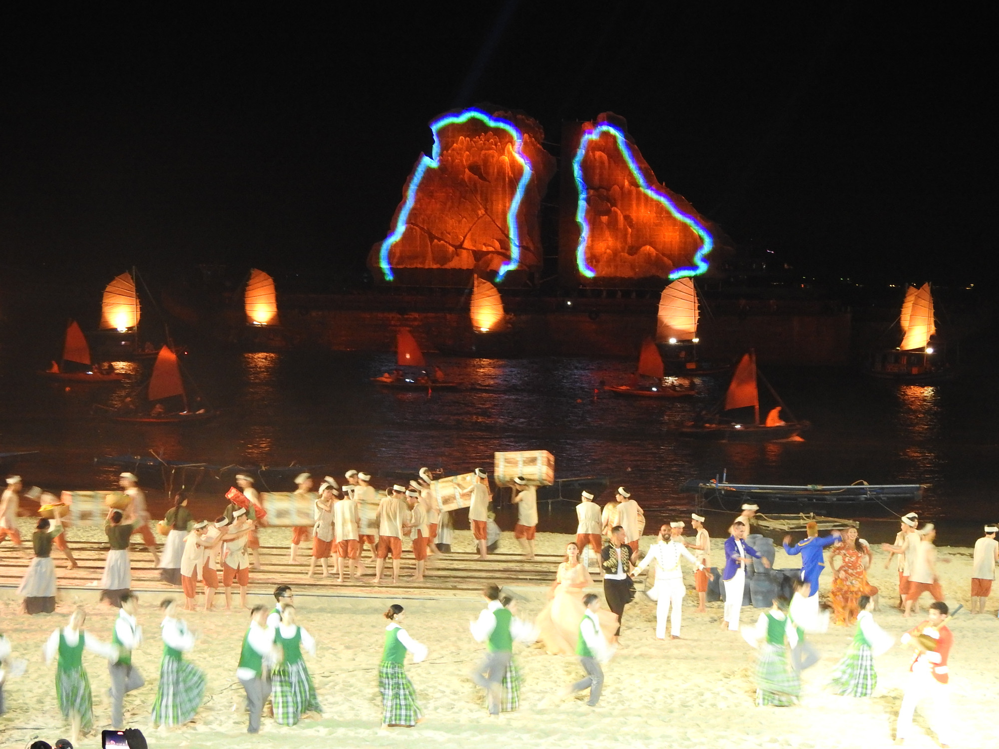 Sân khấu thực cảnh được phối hợp hài hòa theo 3 lớp. Trong đó vùng nước Vịnh Hạ Long phía sau là màn biểu diễn của những chiếc thuyền với cánh buồm nâu đầy hoài niệm của Hạ Long xưa.