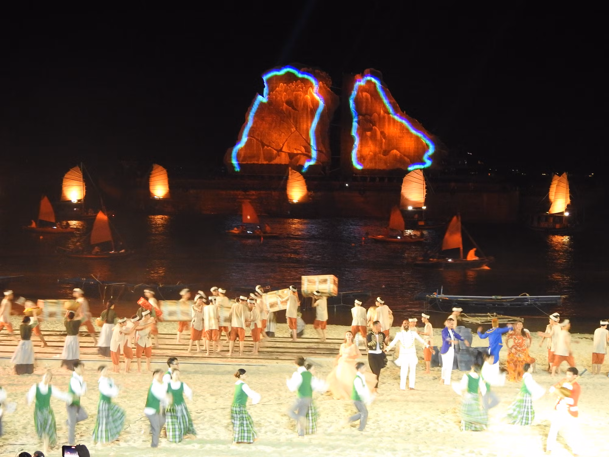 Sân khấu thực cảnh được phối hợp hài hòa theo 3 lớp. Trong đó vùng nước Vịnh Hạ Long phía sau là màn biểu diễn của những chiếc thuyền với cánh buồm nâu đầy hoài niệm của Hạ Long xưa.