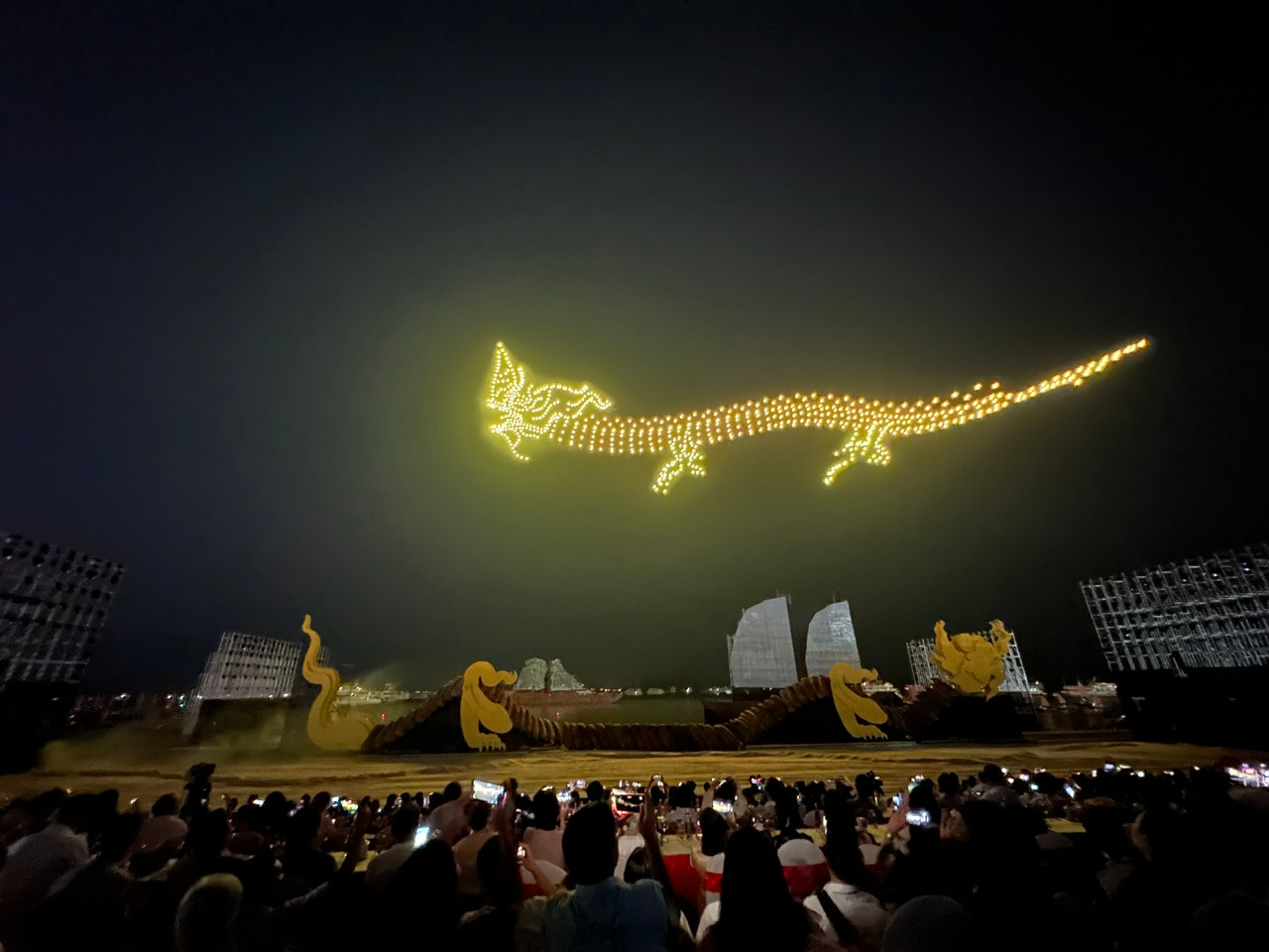 Hình ảnh rồng hạ xuống vùng biển trời Đông Bắc - truyền thuyết tạo nên tên gọi Hạ Long được trình diễn bằng drone light.