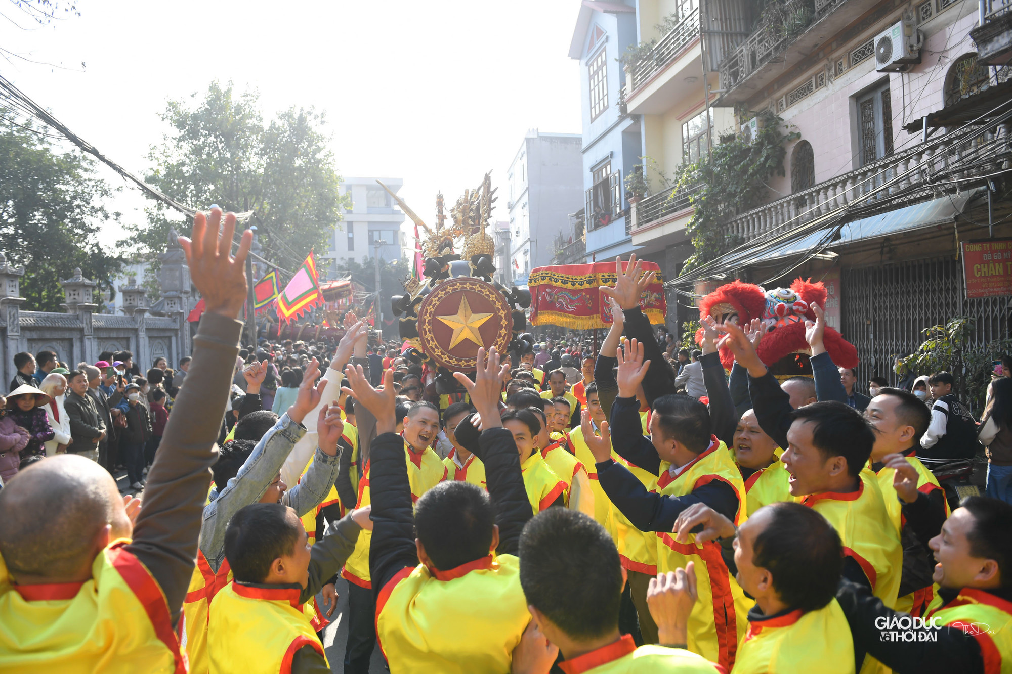 Hàng trăm người tham gia lễ rước kéo dài chừng hai tiếng, trải qua nhiều nghi thức từ nhà trưởng đám đến đình làng.
